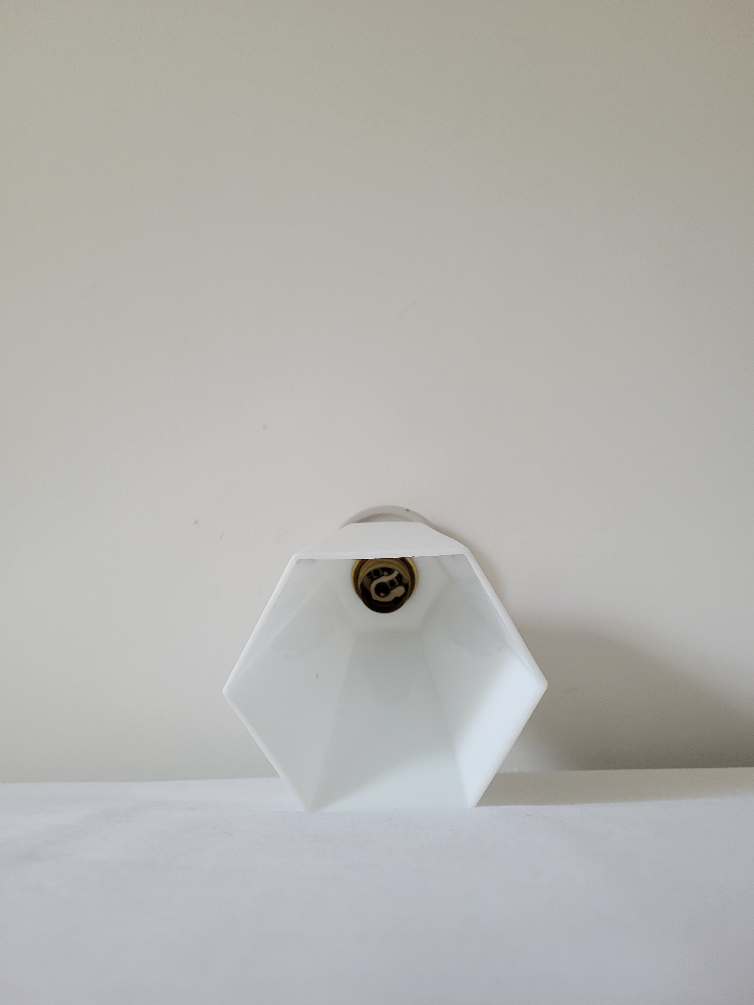Art Deco wall lamp in opaline and porcelain