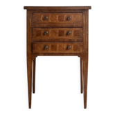 Chiffonnier / Table de chevet en marqueterie – 3 tiroirs – Style Louis XVI