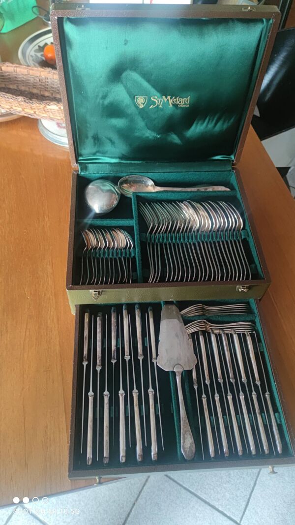 Ménagère avec son coffret d'origine en métal argenté Maison St Médard orfèvres vers 1950