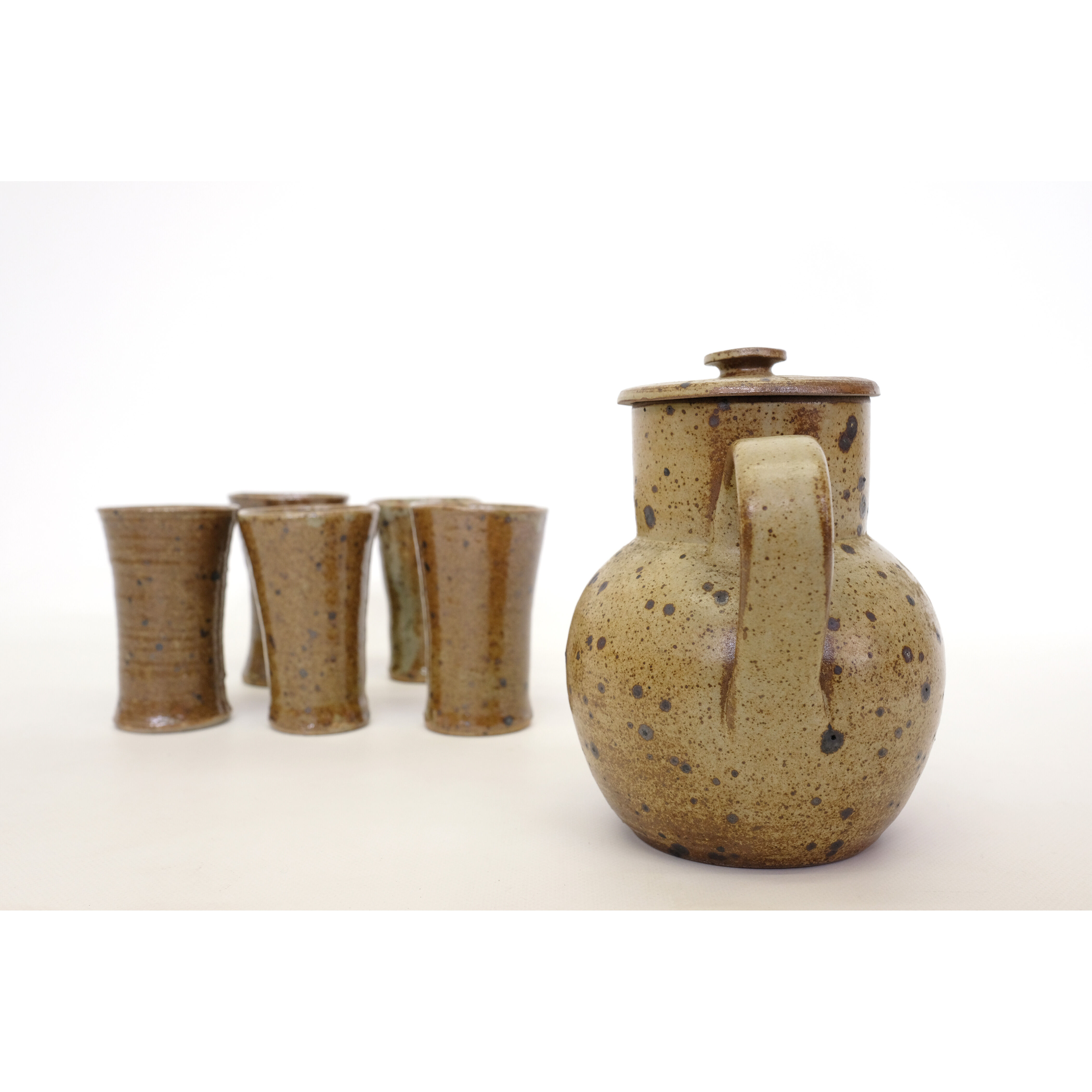 Sandstone teapot from La Borne and 5 cups signed Tiffoche, 1970s.