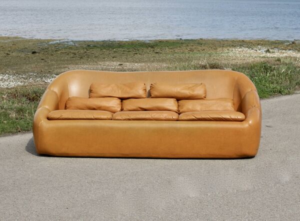 Canapé 3 places ''space age'', simili-cuir orangé,  années 70