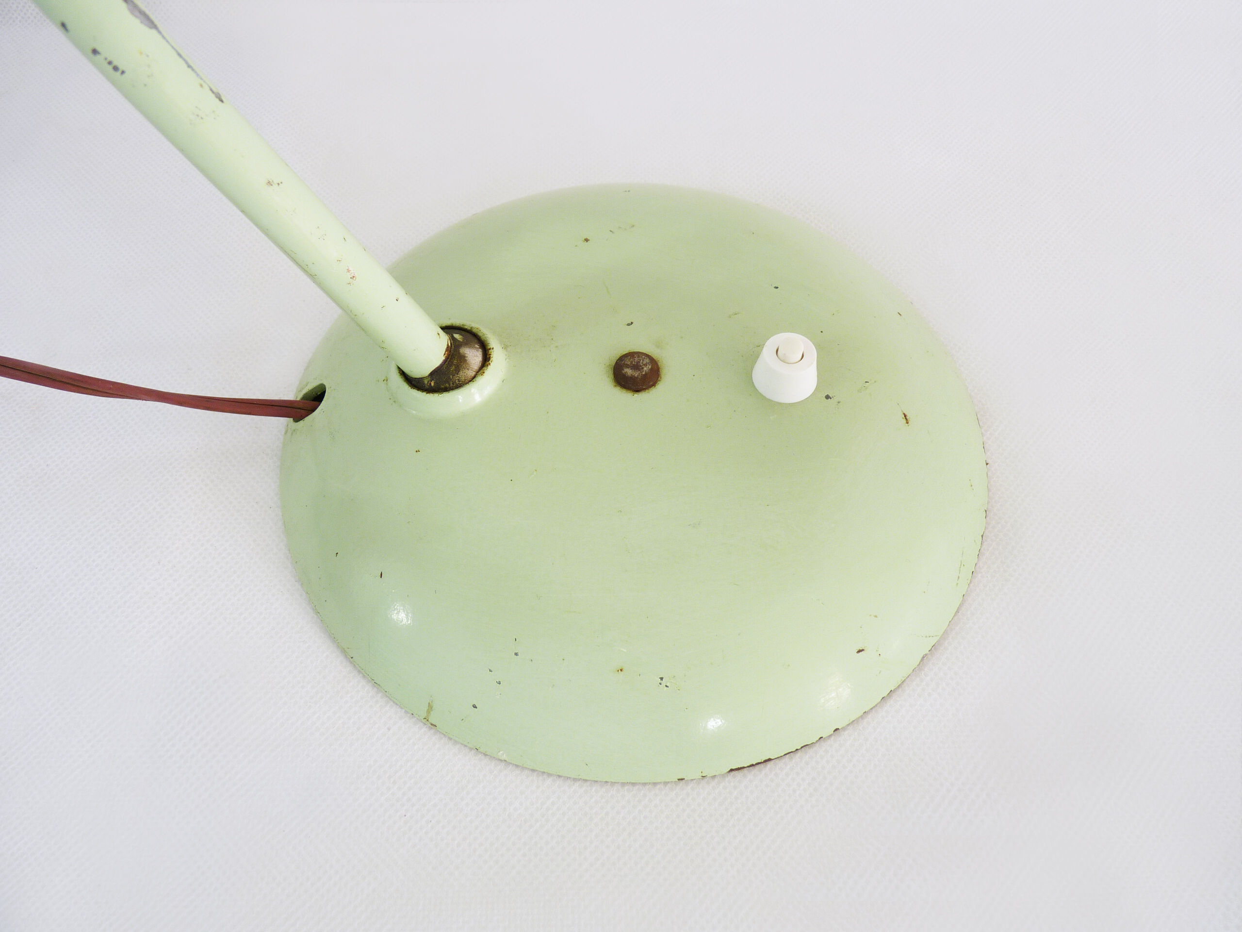 Green metal saucer desk lamp orientable. Year 50