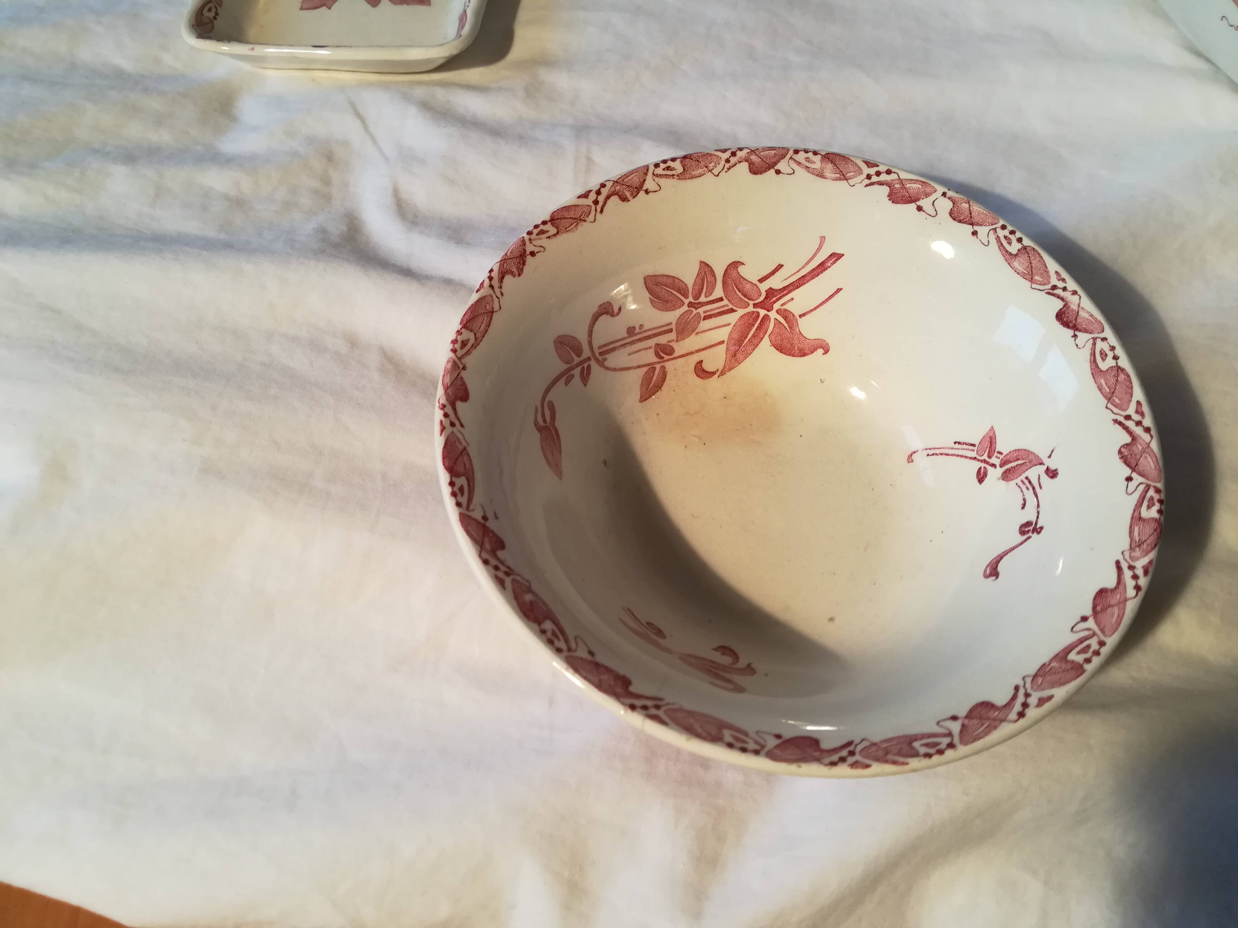 Service de toilette broc et vasque faïence rose