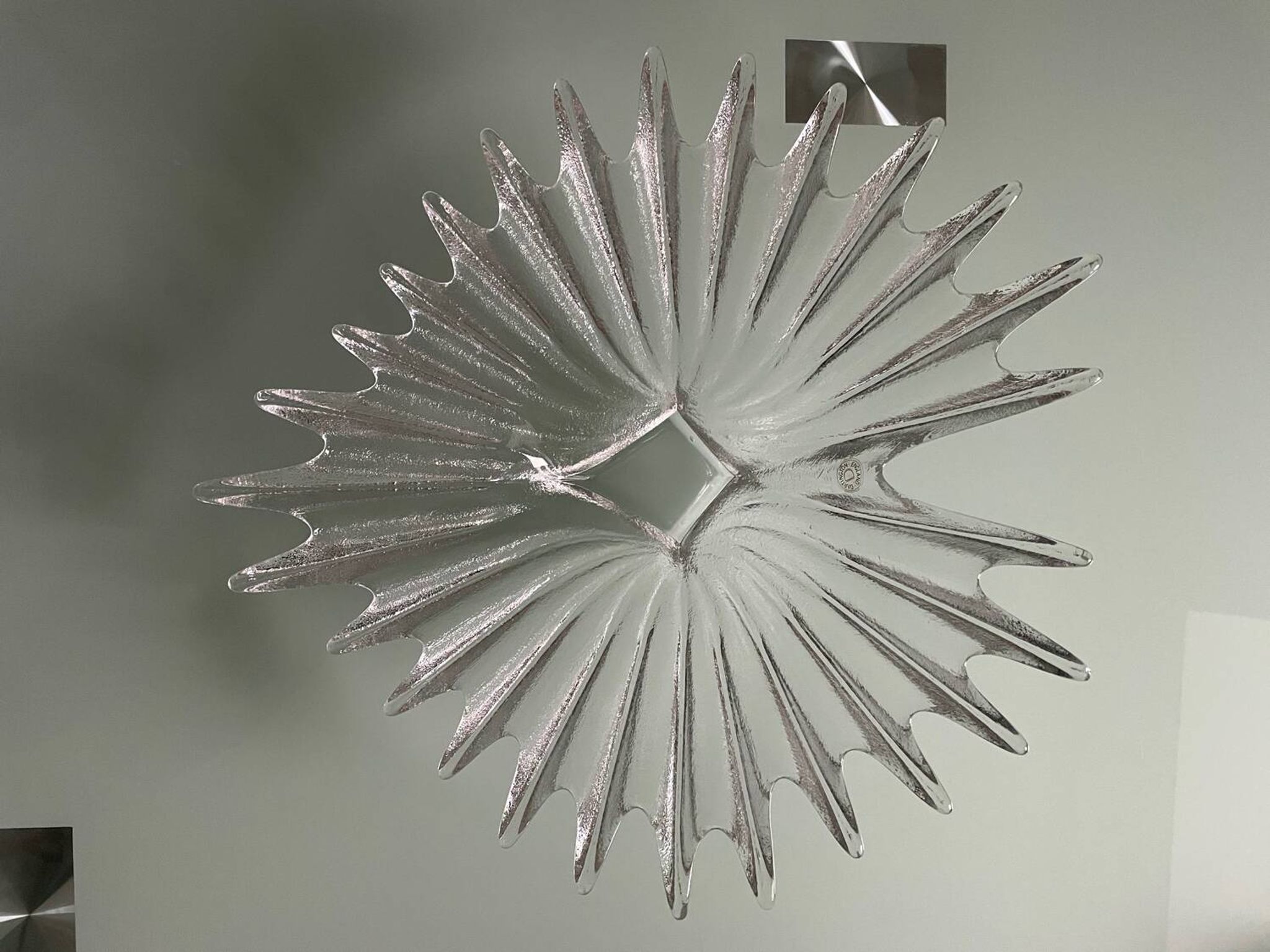 Centre de table en verre texturé, réalisé par la maison Dartington