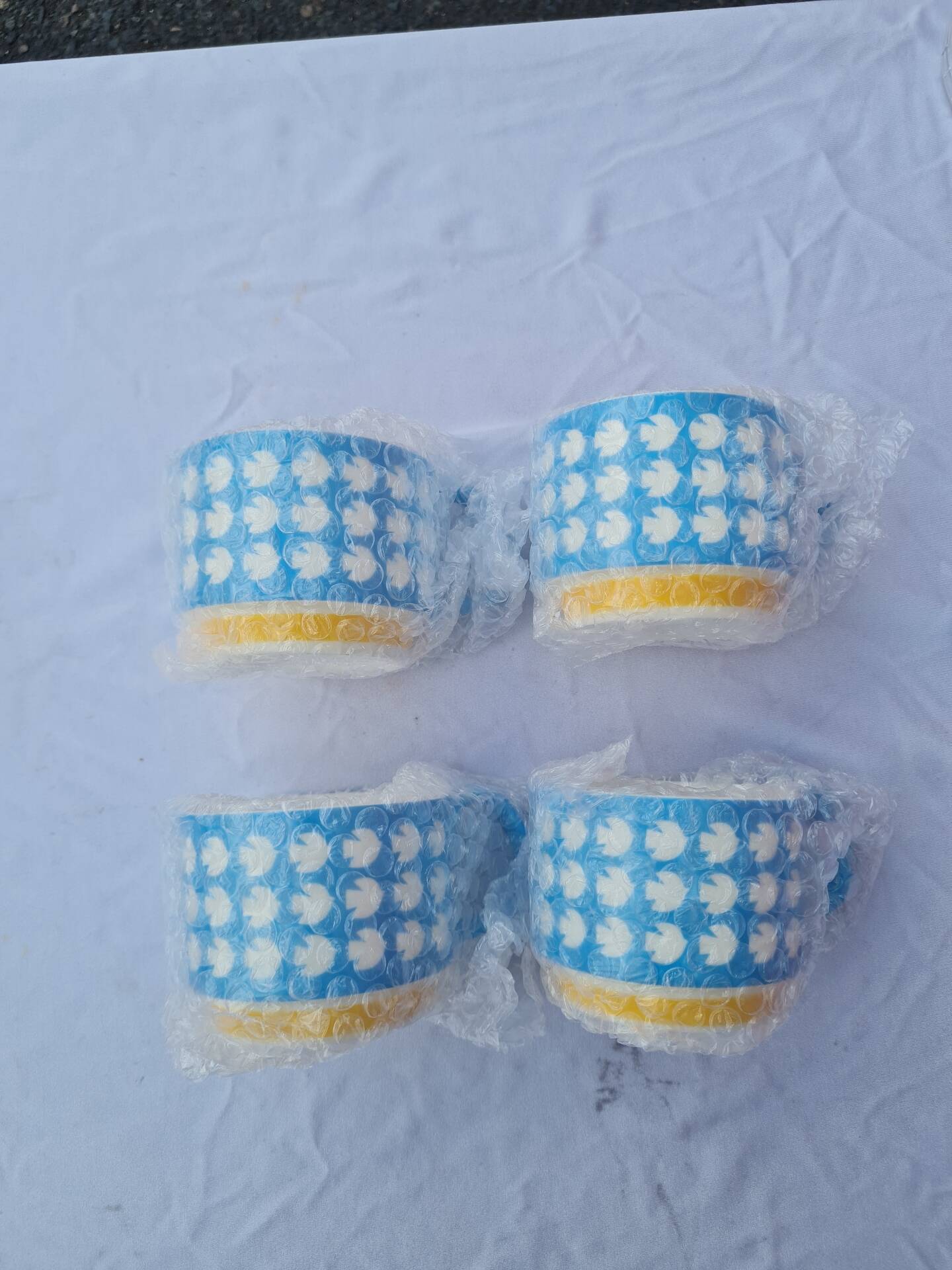 Set of 4 large ceramic mugs with a bird pattern - retro style