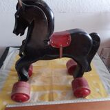 Cheval en bois à roulette