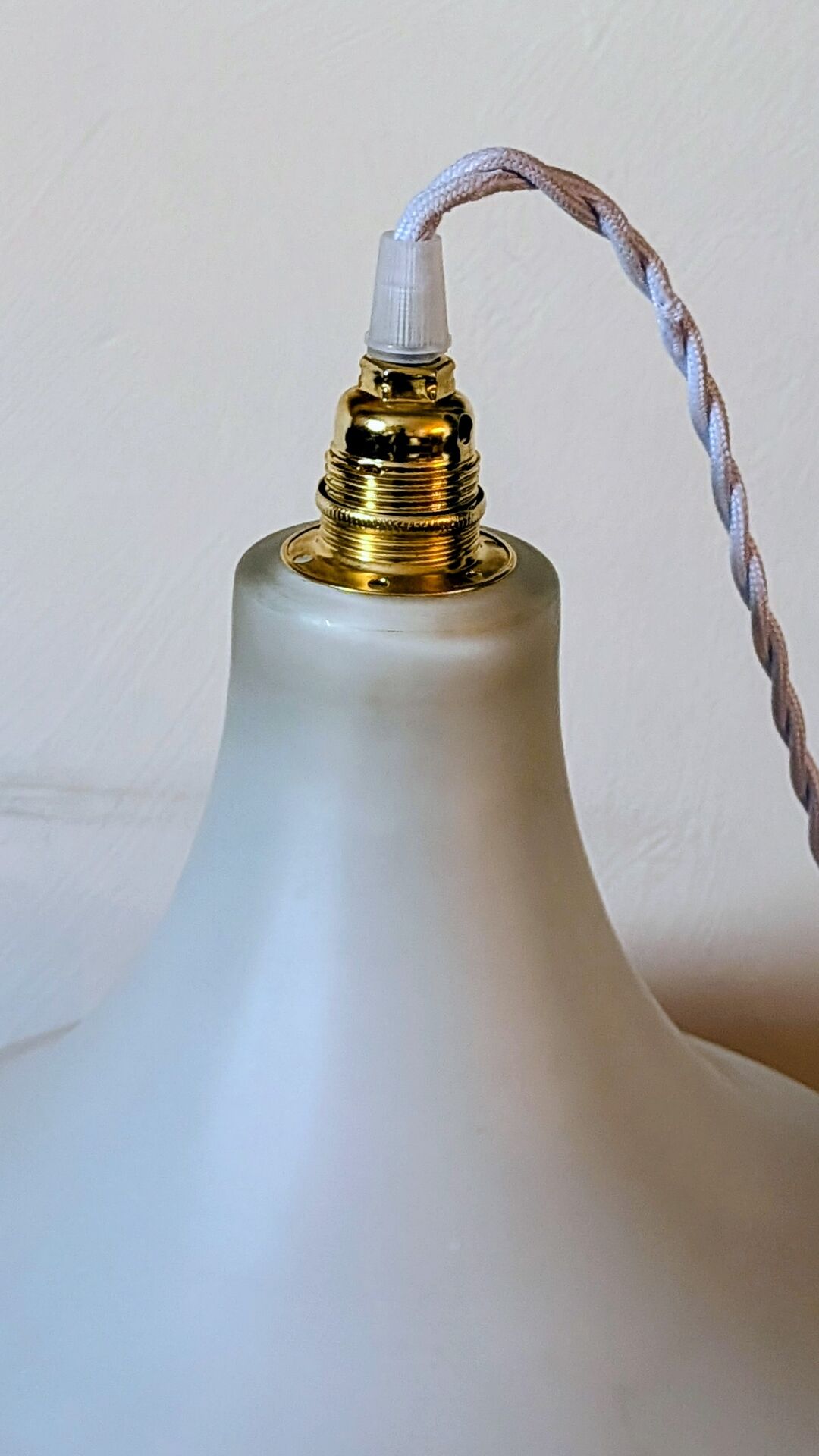 Suspension en opaline décor géométrique