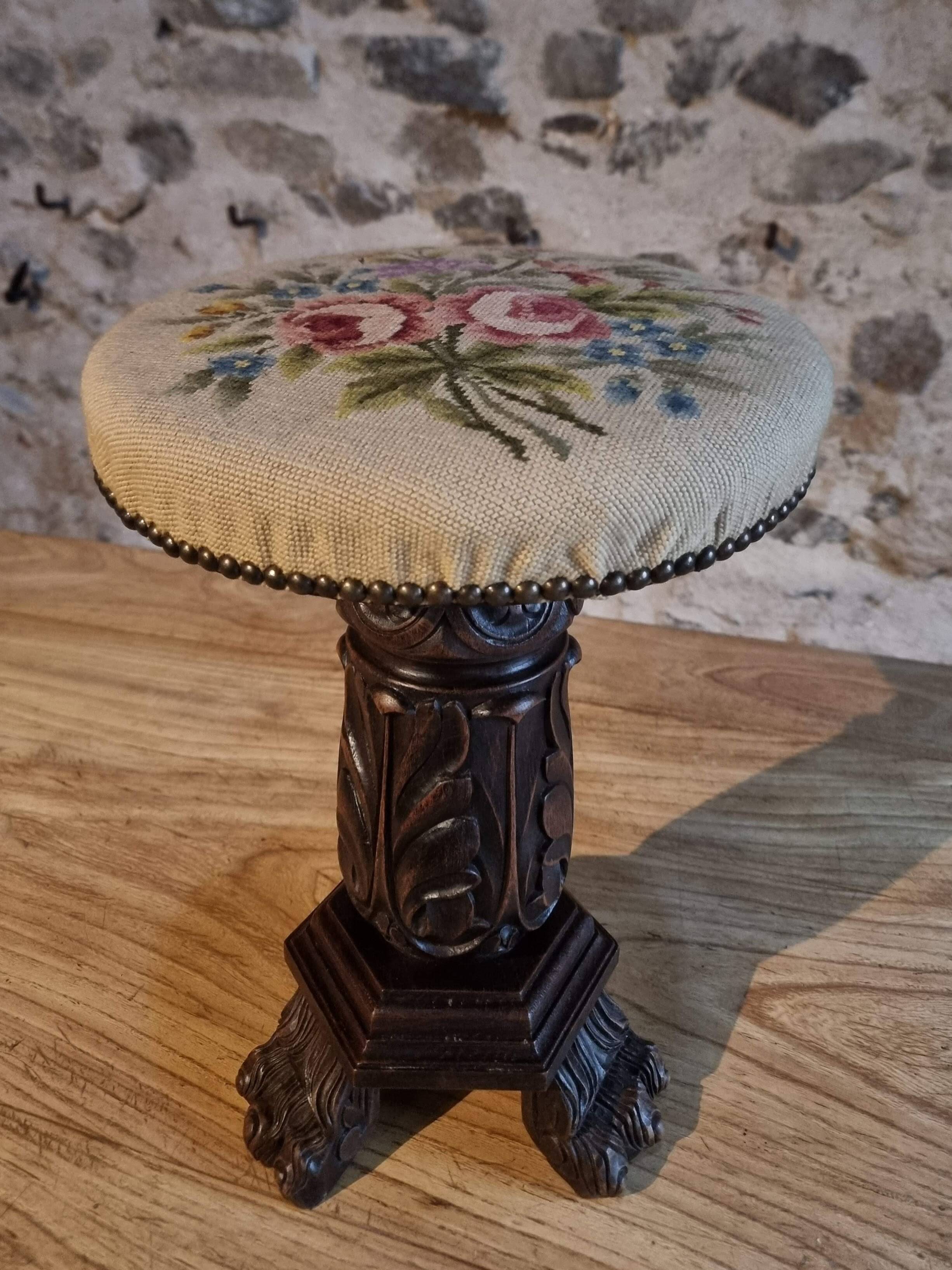 Tabouret de piano ancien en bois réglable avec base sculptée et assise en tapisserie, vers 1880–1910