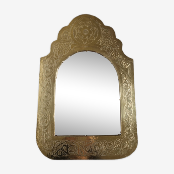 Miroir oriental en bois et laiton martelé en forme d'arche, décor végétaux, 52 cm