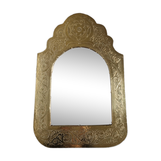 Miroir oriental en bois et laiton martelé en forme d'arche, décor végétaux, 52 cm