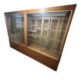 Lot de 2 grandes vitrines vintage en bois et verre – éclairage intégré
