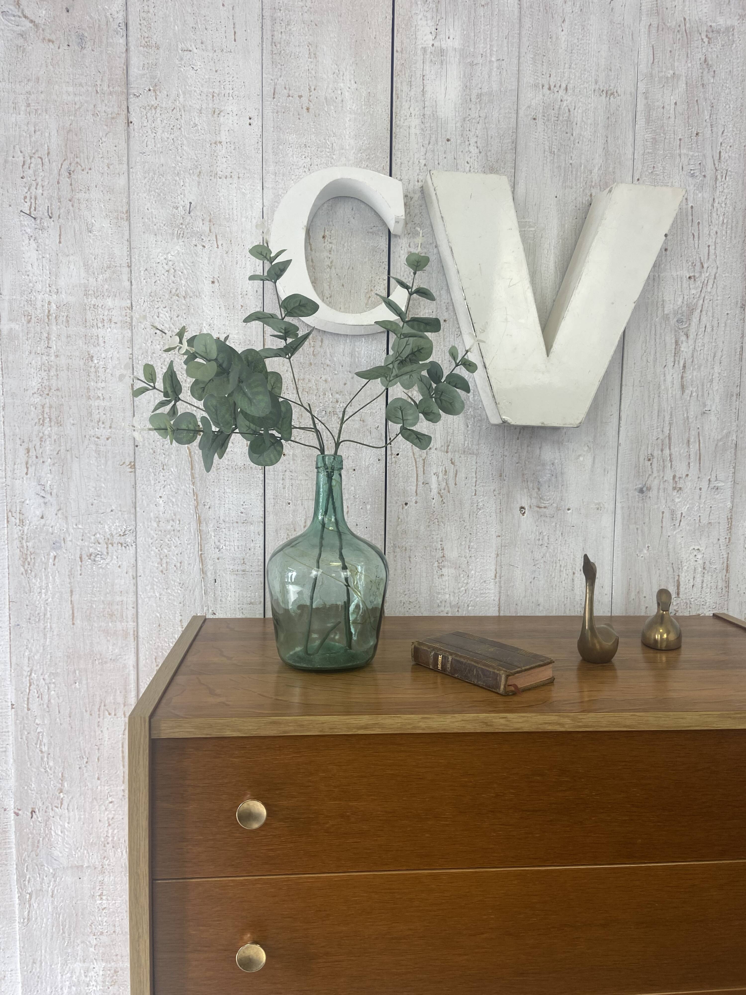 Commode aux pieds fuselés