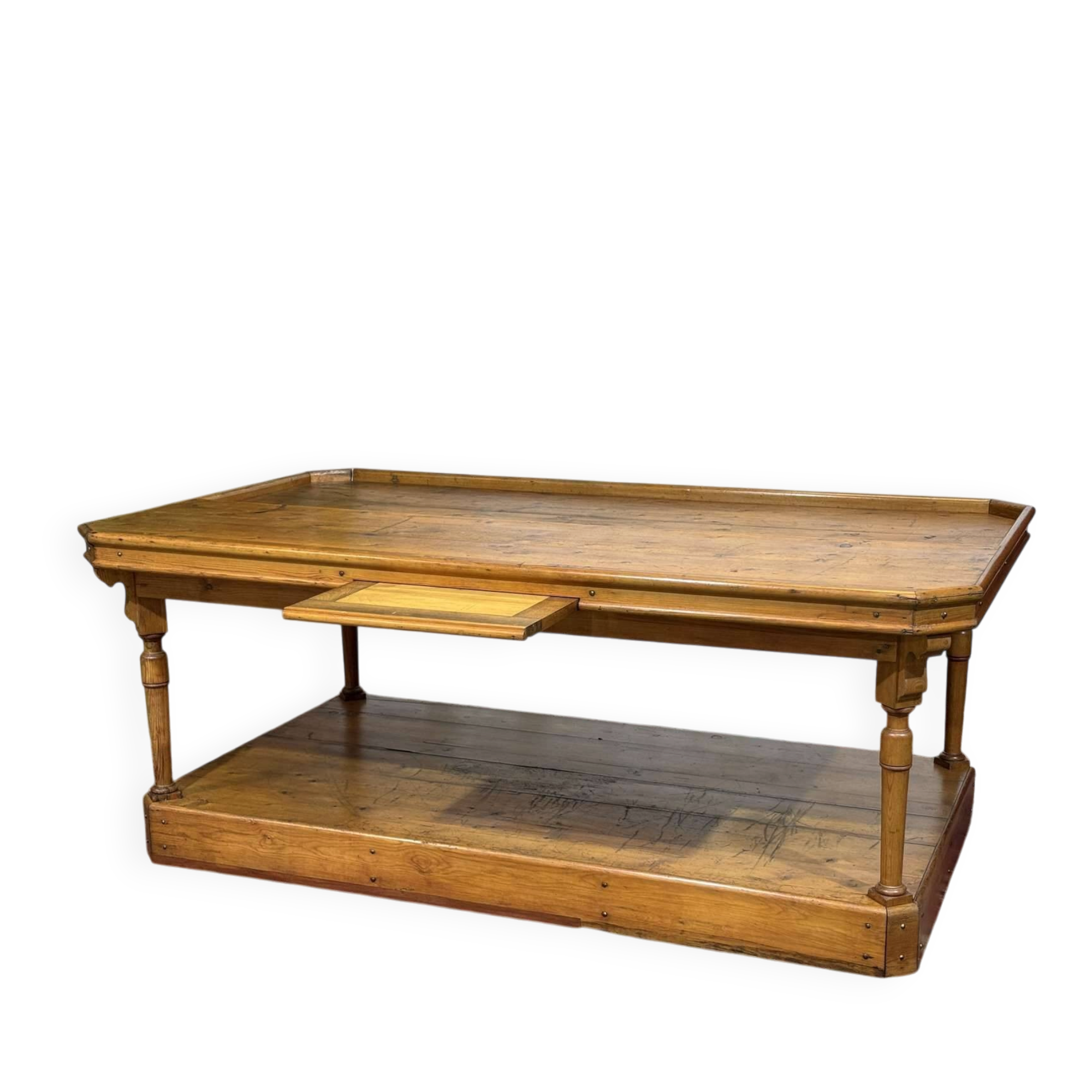 19th-century work table in English pine.