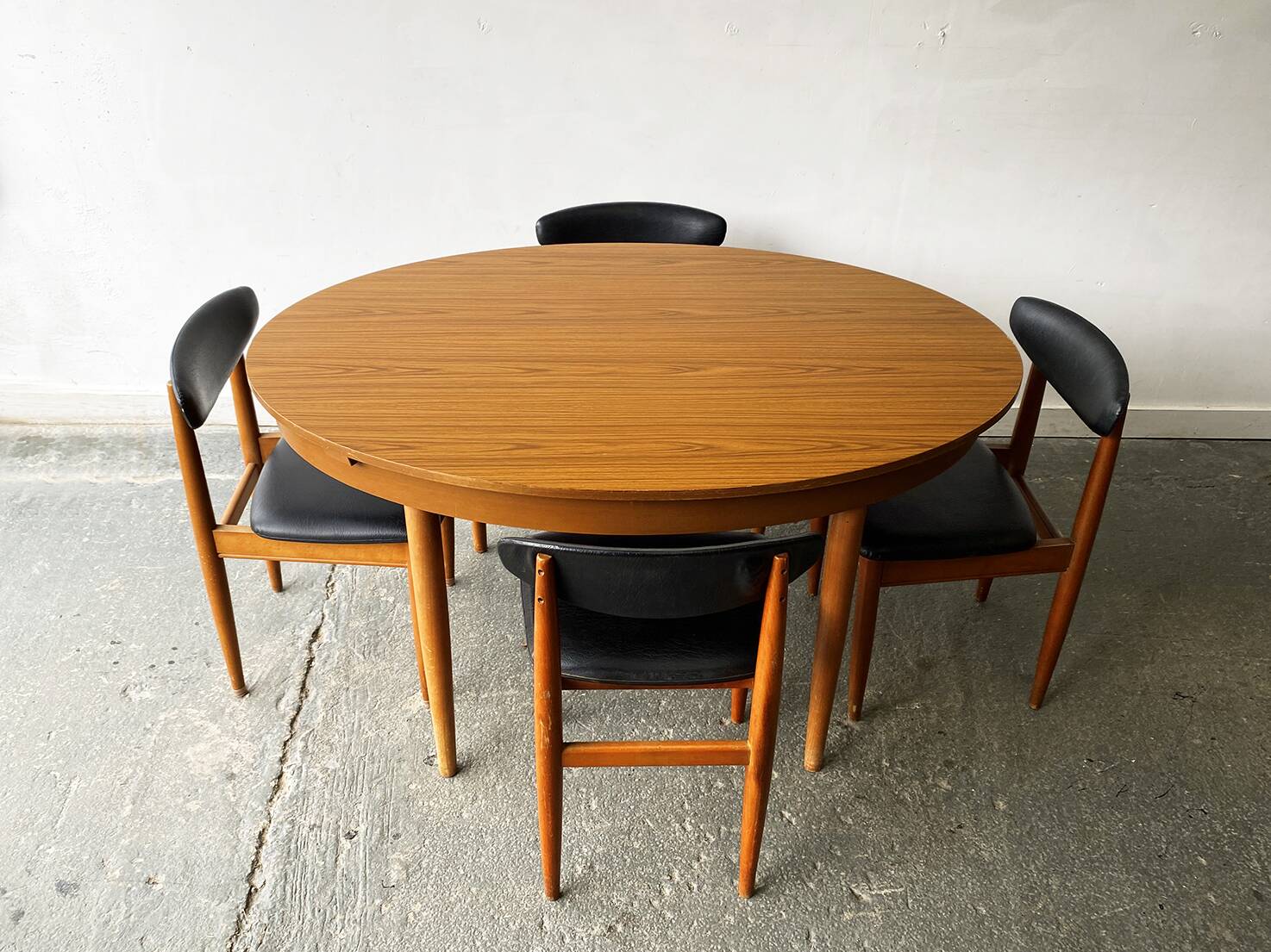 1960’s Mid-Century Modern extending dining table by Schrieber Furniture