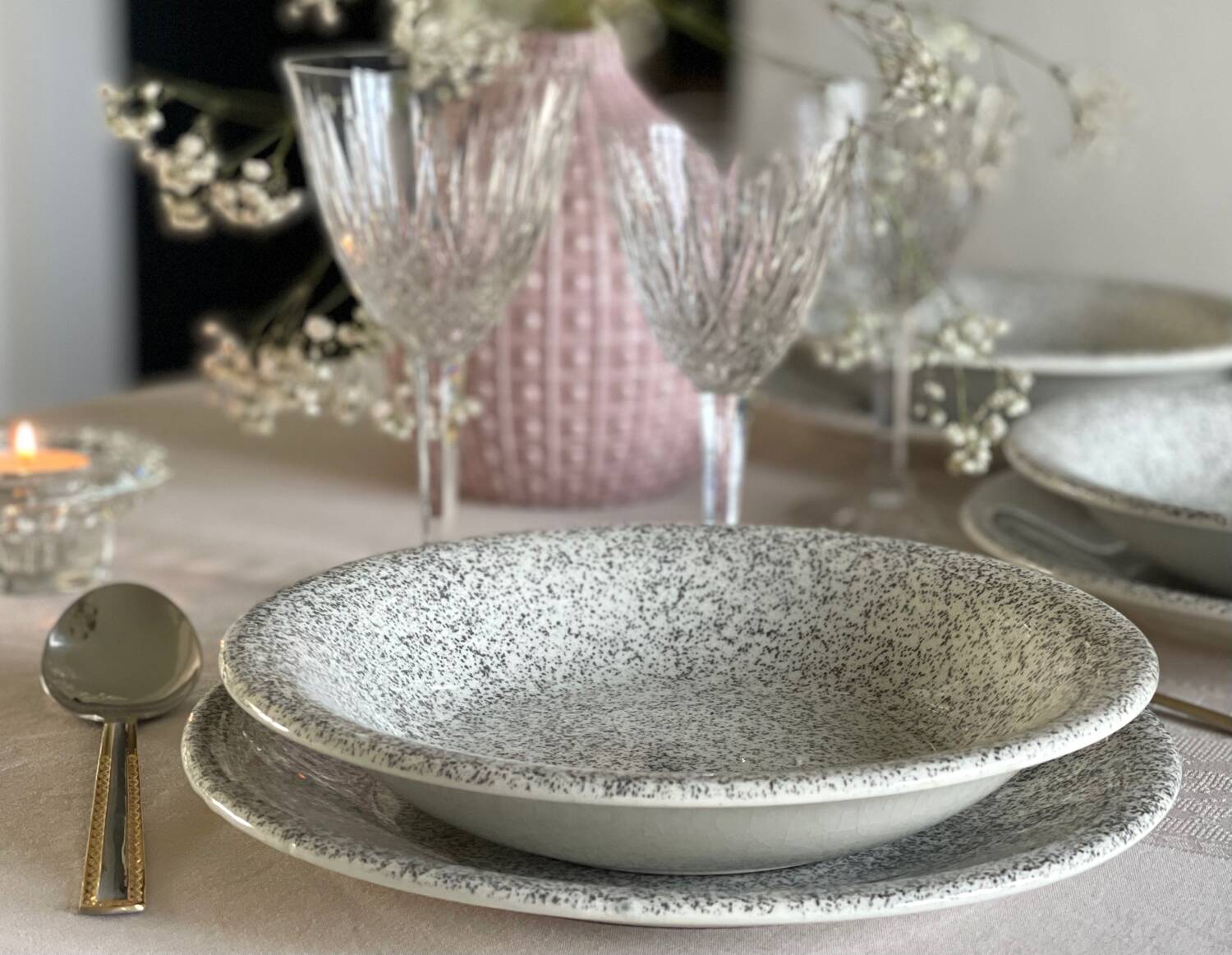 12 speckled ceramic plates.