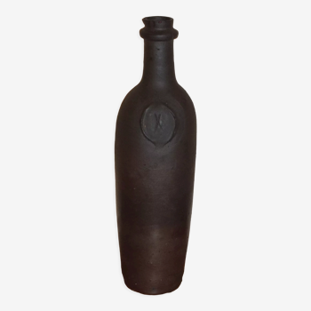 Ancienne bouteille en terre cuite avec petit bec verseur