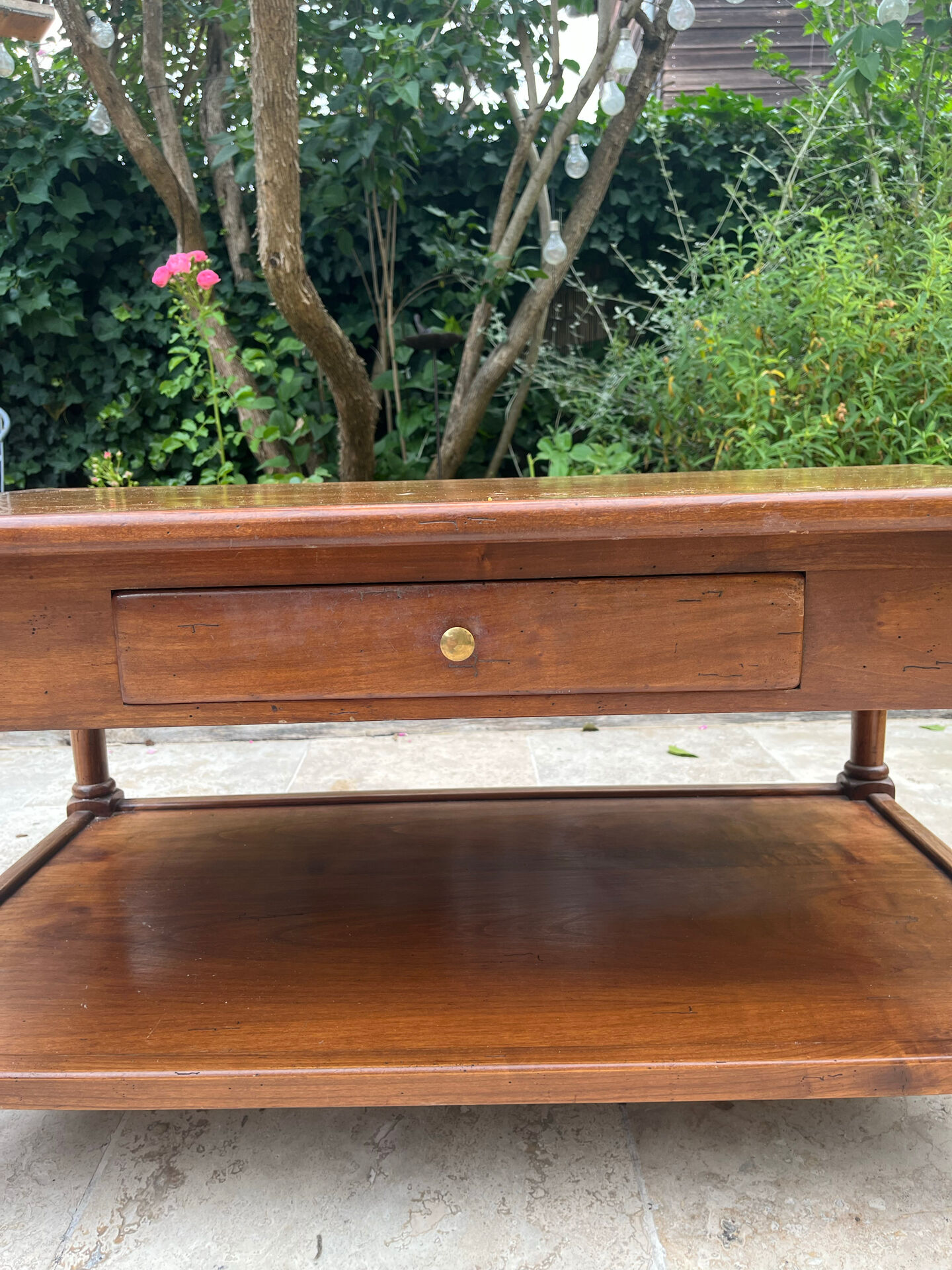 Extendable solid wood coffee table