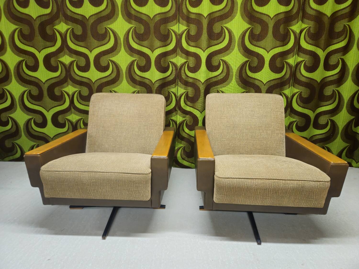 "1970 swivel armchair pair"