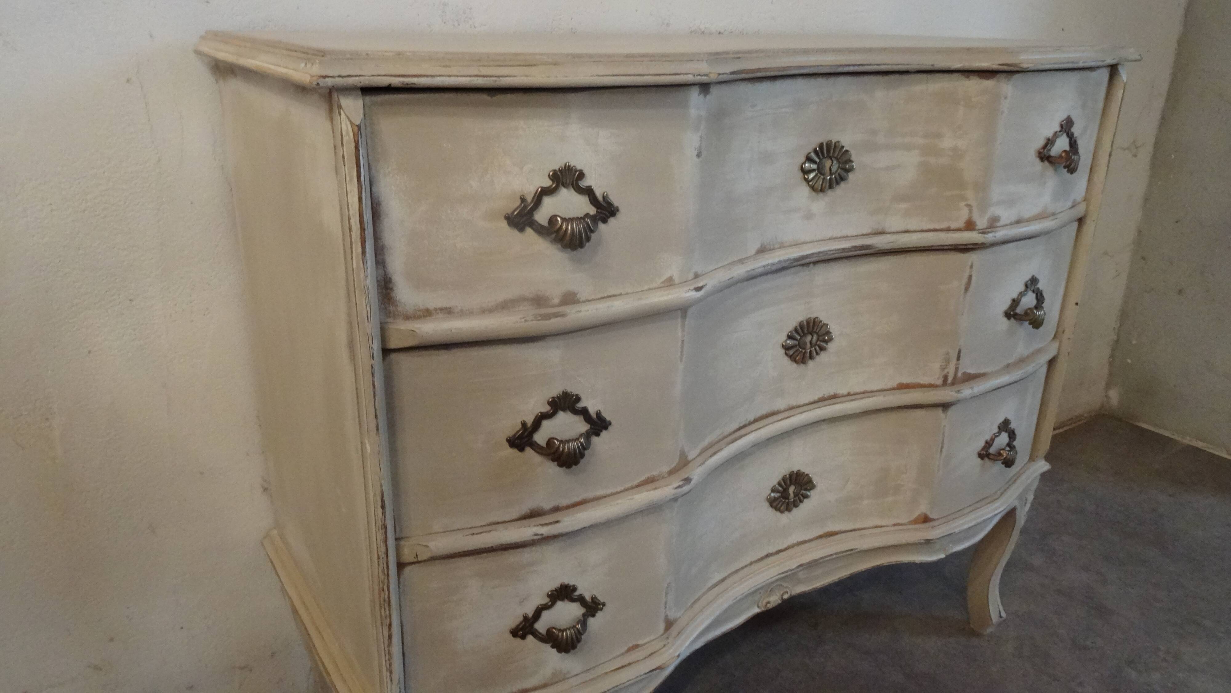 Chest of drawers patinated white crossbow