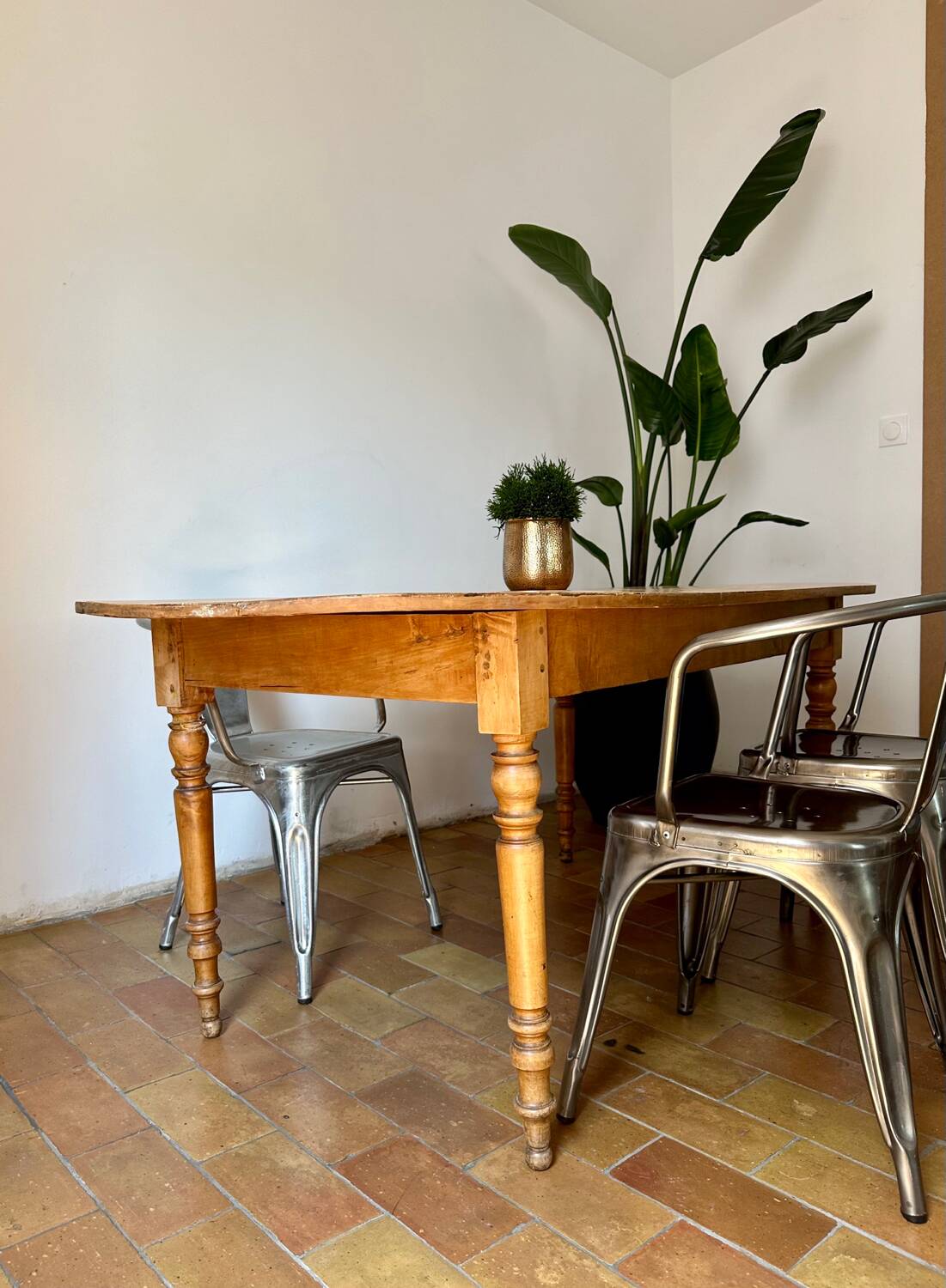 Oval farmhouse table