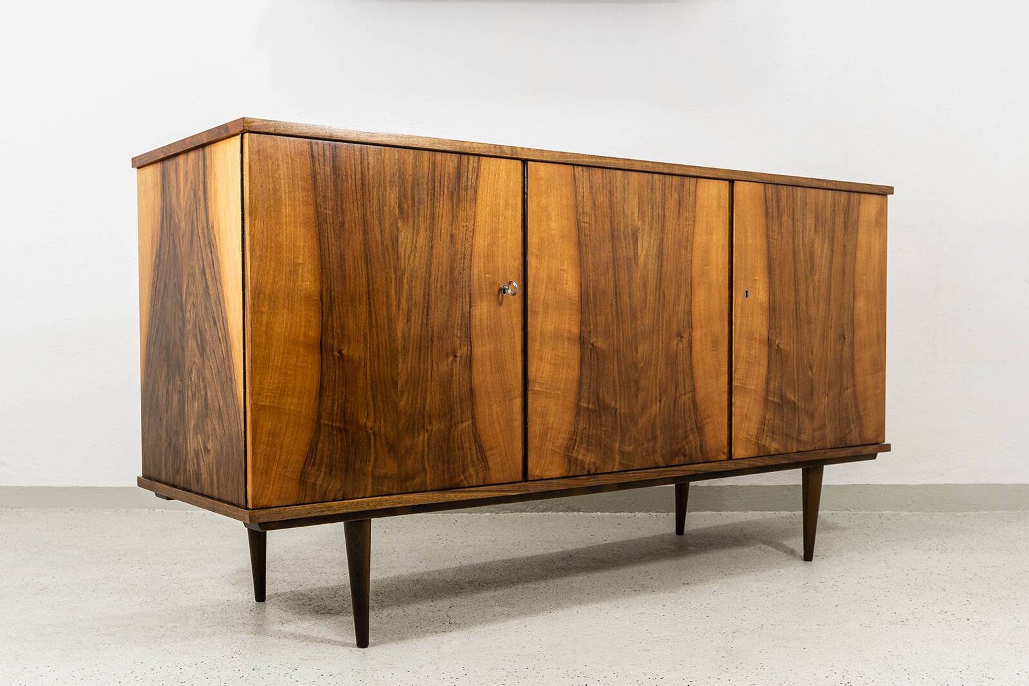 Buffet vintage en noyer de la marque Lfm, Pologne, années 1970