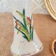 Main baguier soliflore céramique blanche fleurs vintage