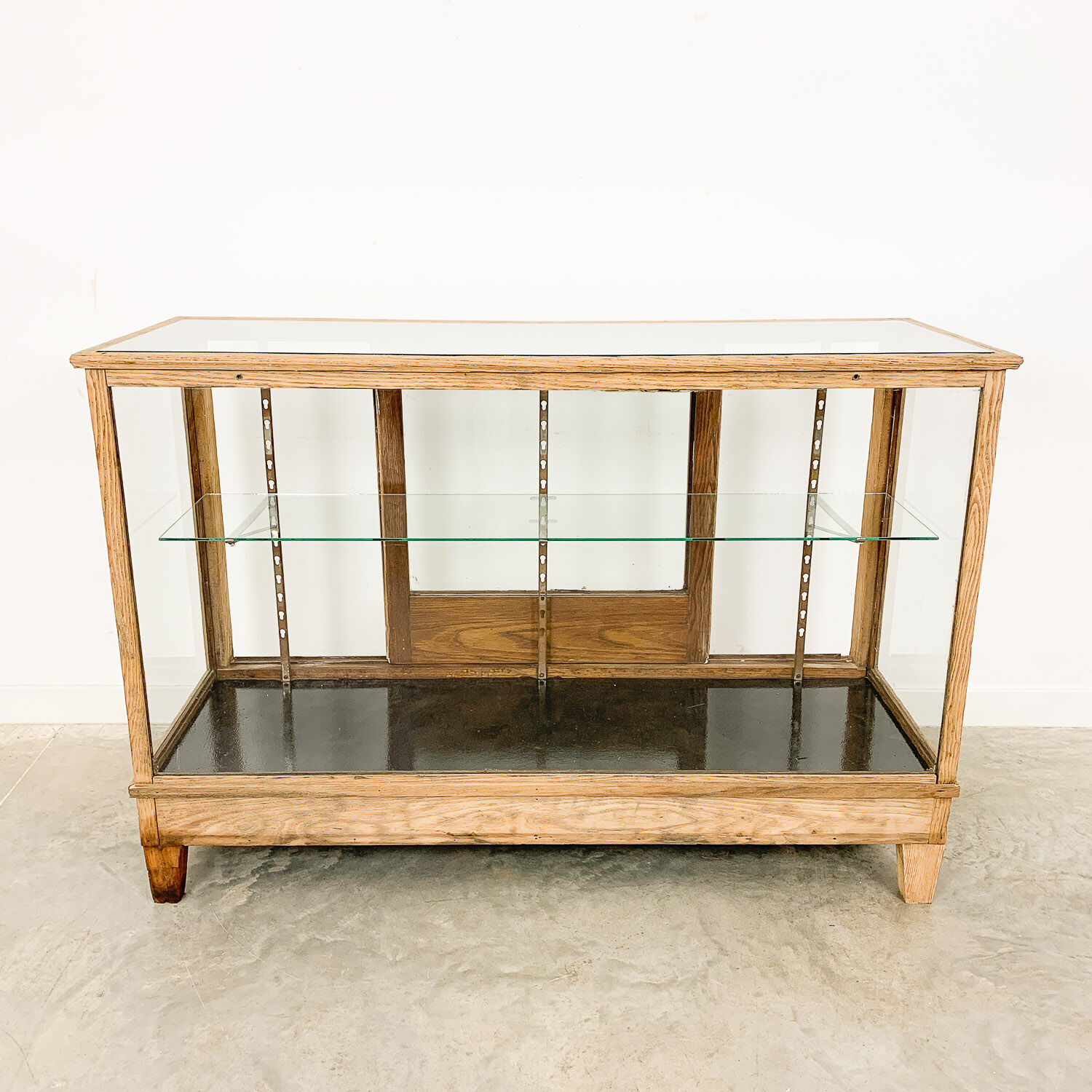 Antique shop counter vitrine