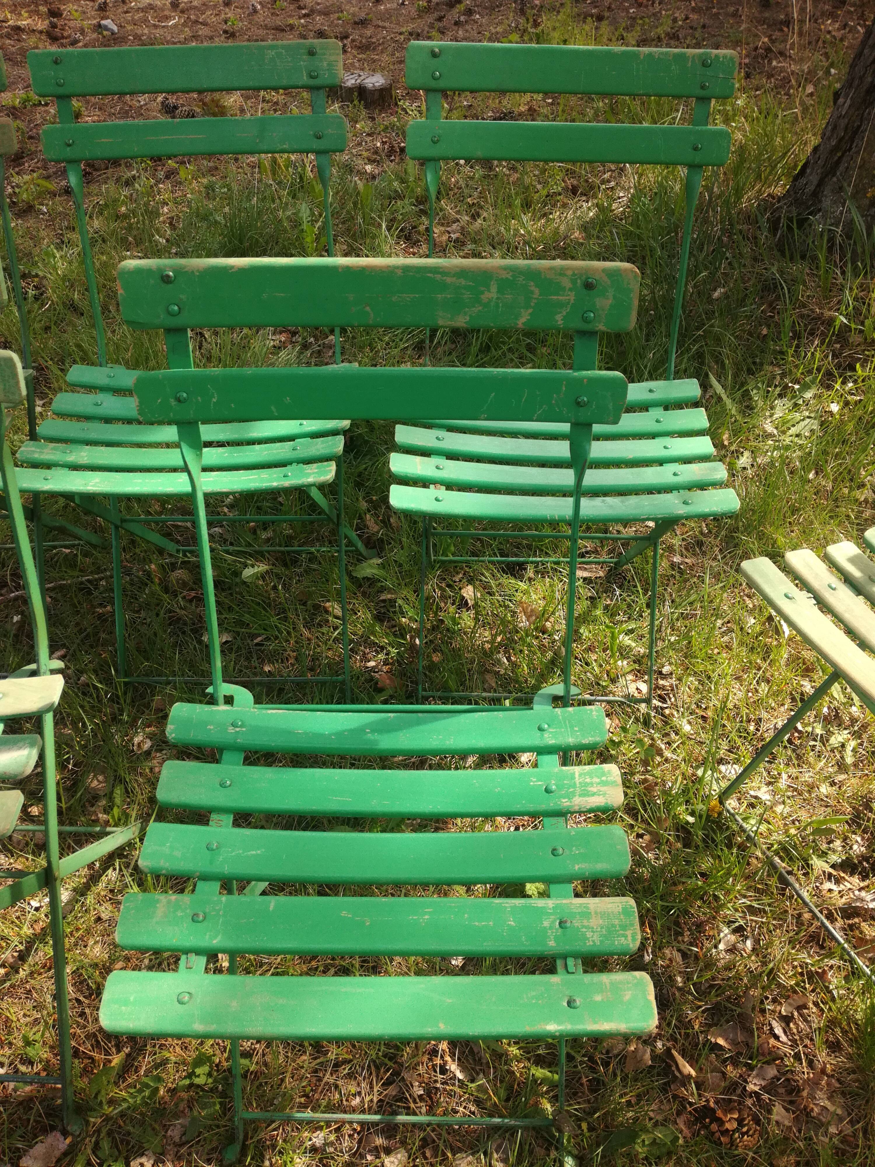 Sept chaises de jardin anciennes