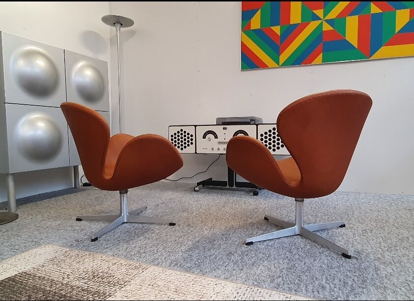 Pair of Swan armchairs by Arne Jacobsen for Fritz Hansen