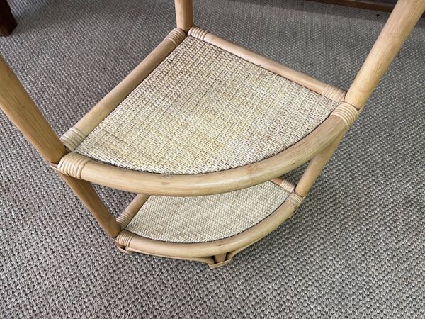 Etagère d'angle en rotin