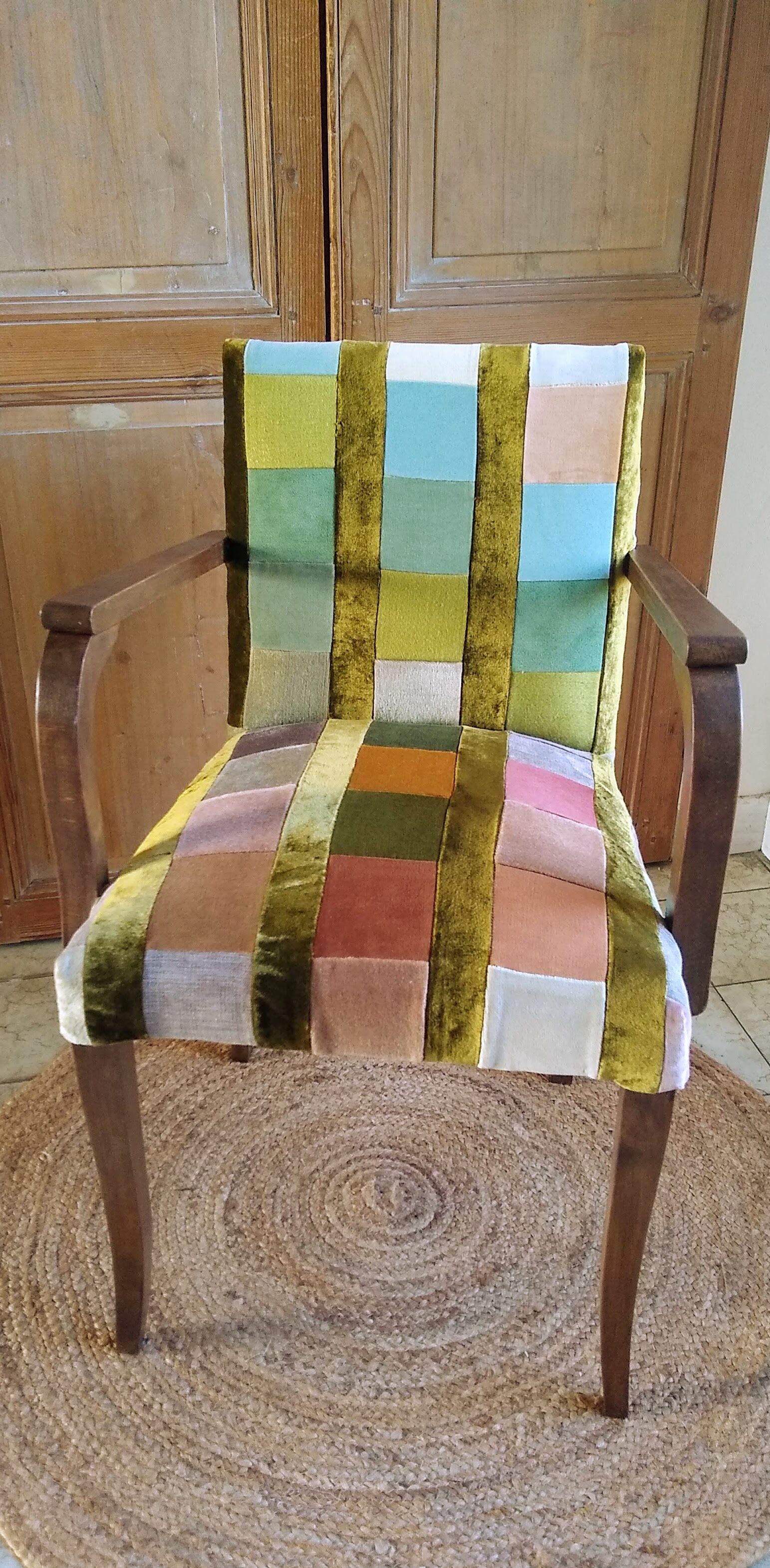 Fauteuil bridge des années 50 en patchwork de velours polychrome