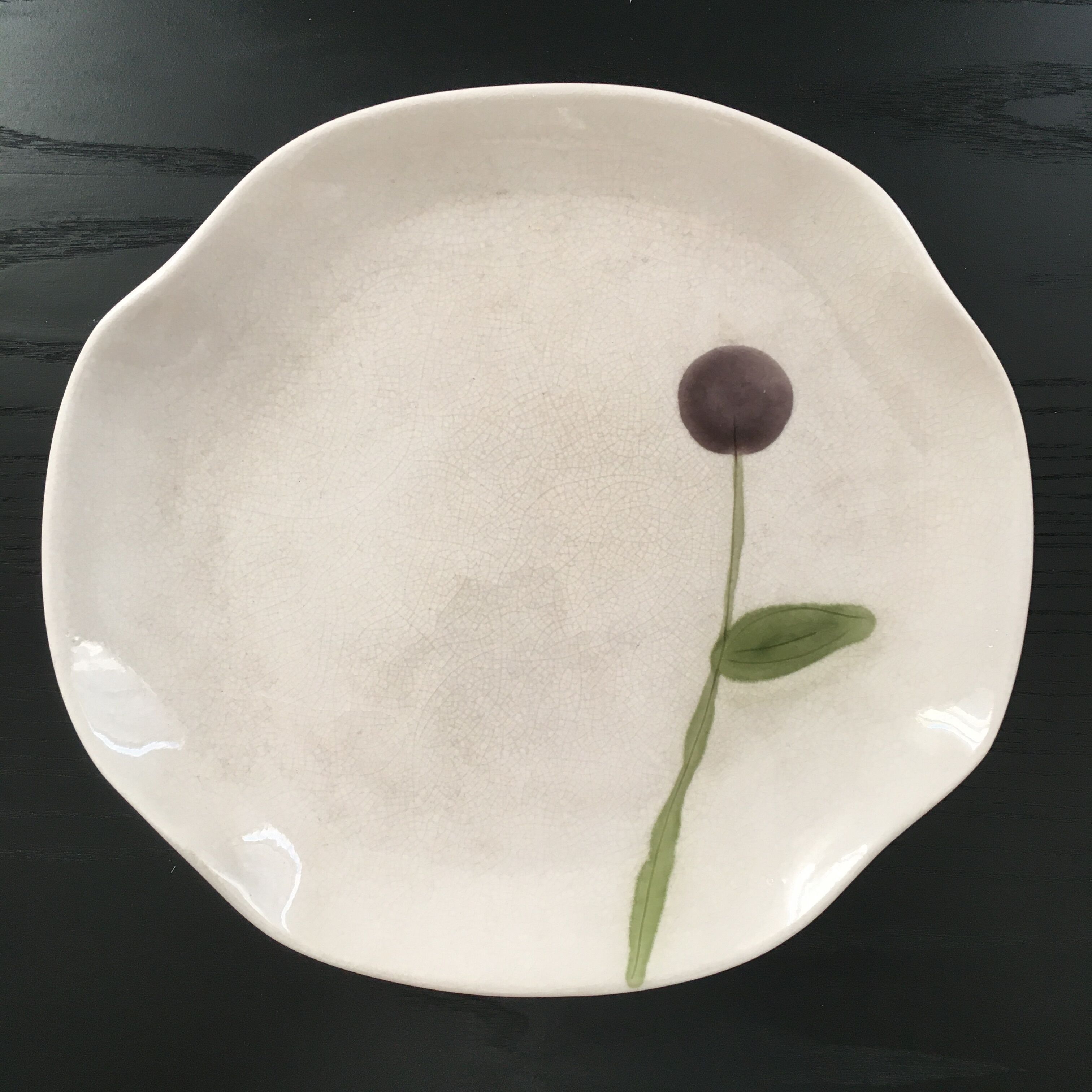 Plat décor fleur mauve