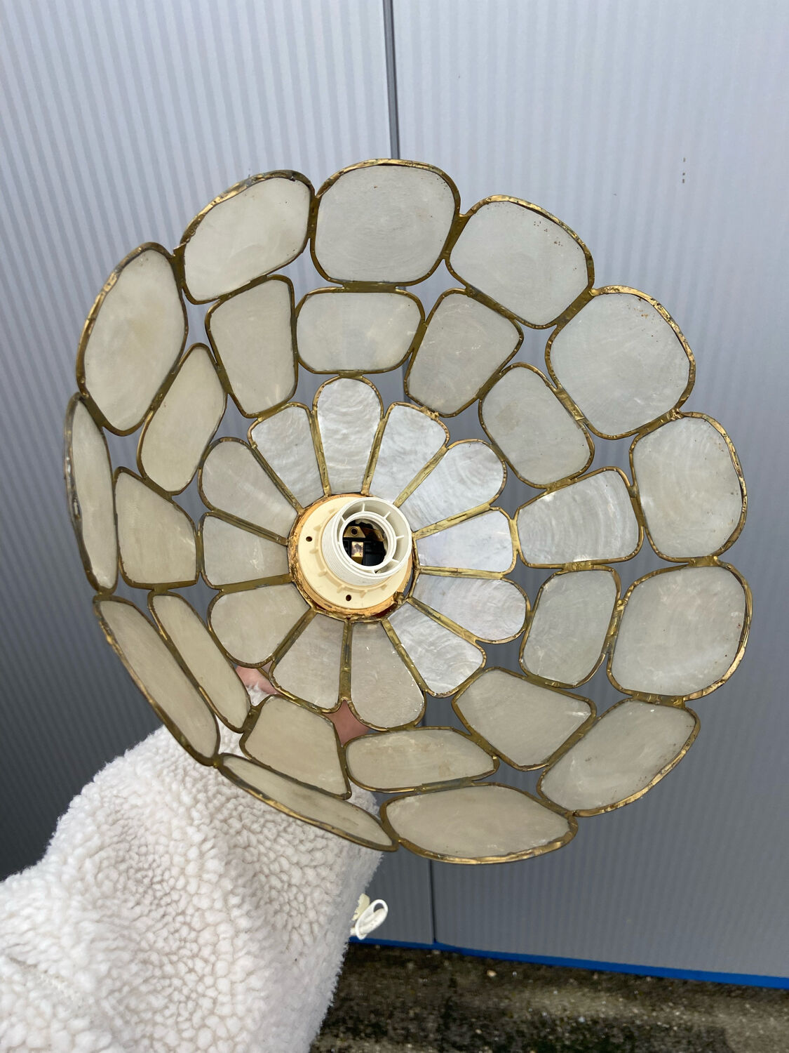 Mother-of-pearl and brass suspension