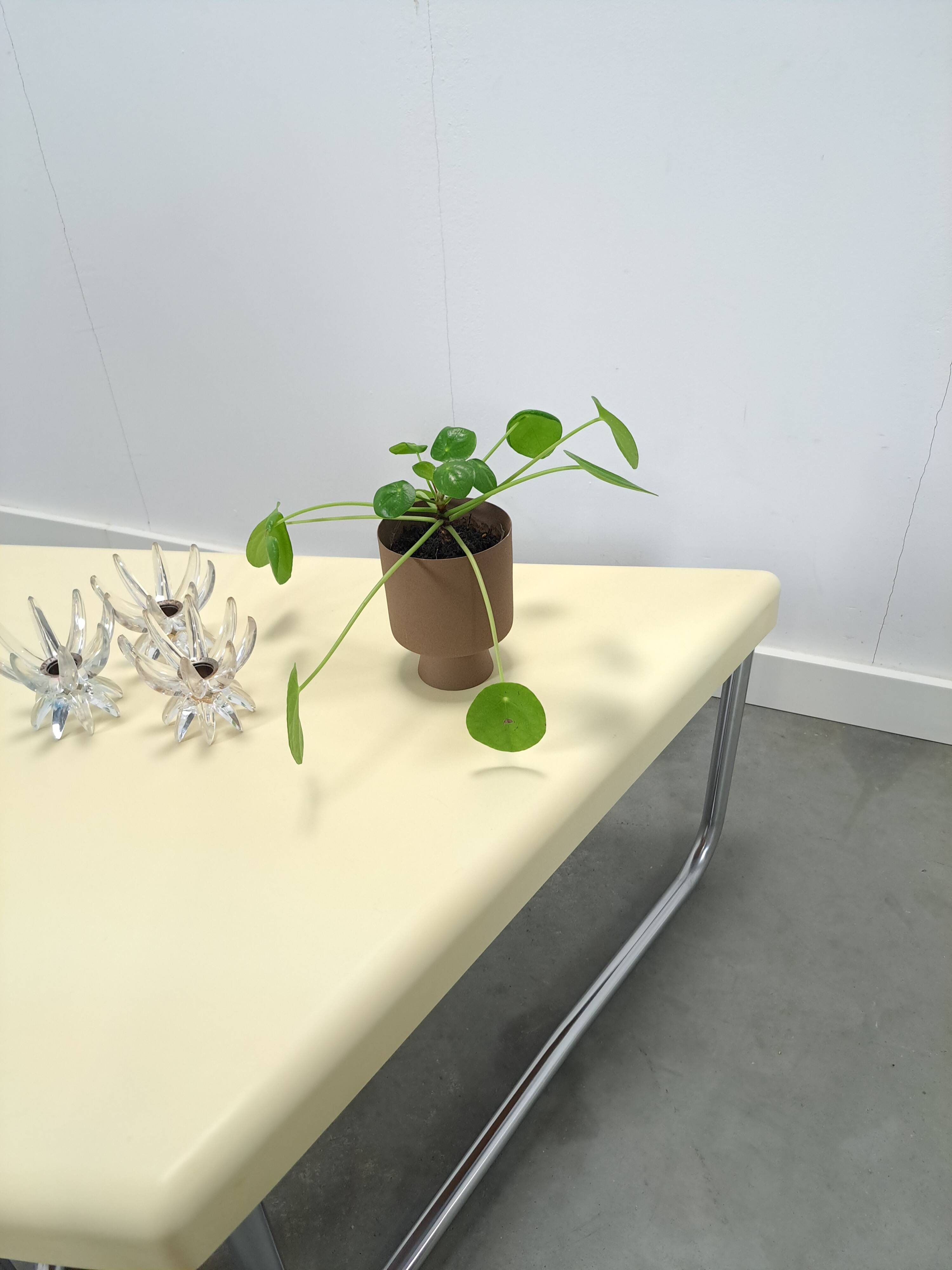 Table en plastique triangulaire de l'ère spatiale avec des pieds en tube chromé.