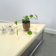 Space age driehoek kunststof tafel met chromen buisframe poten