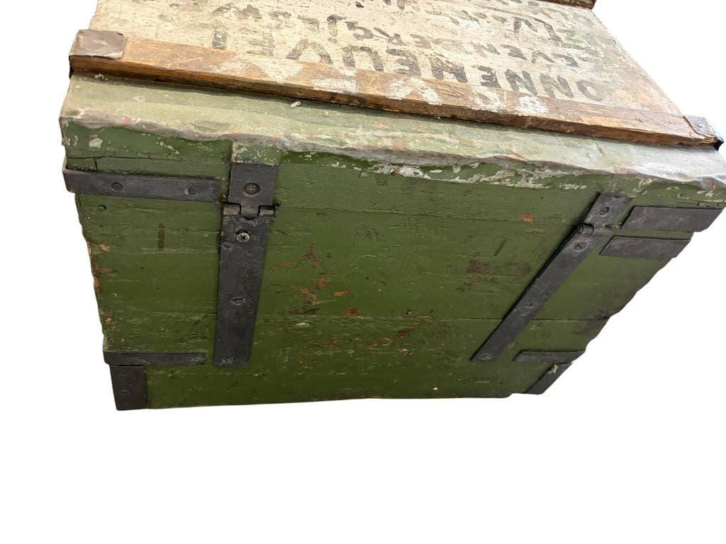 Coffre de voyage industriel vintage en bois vert