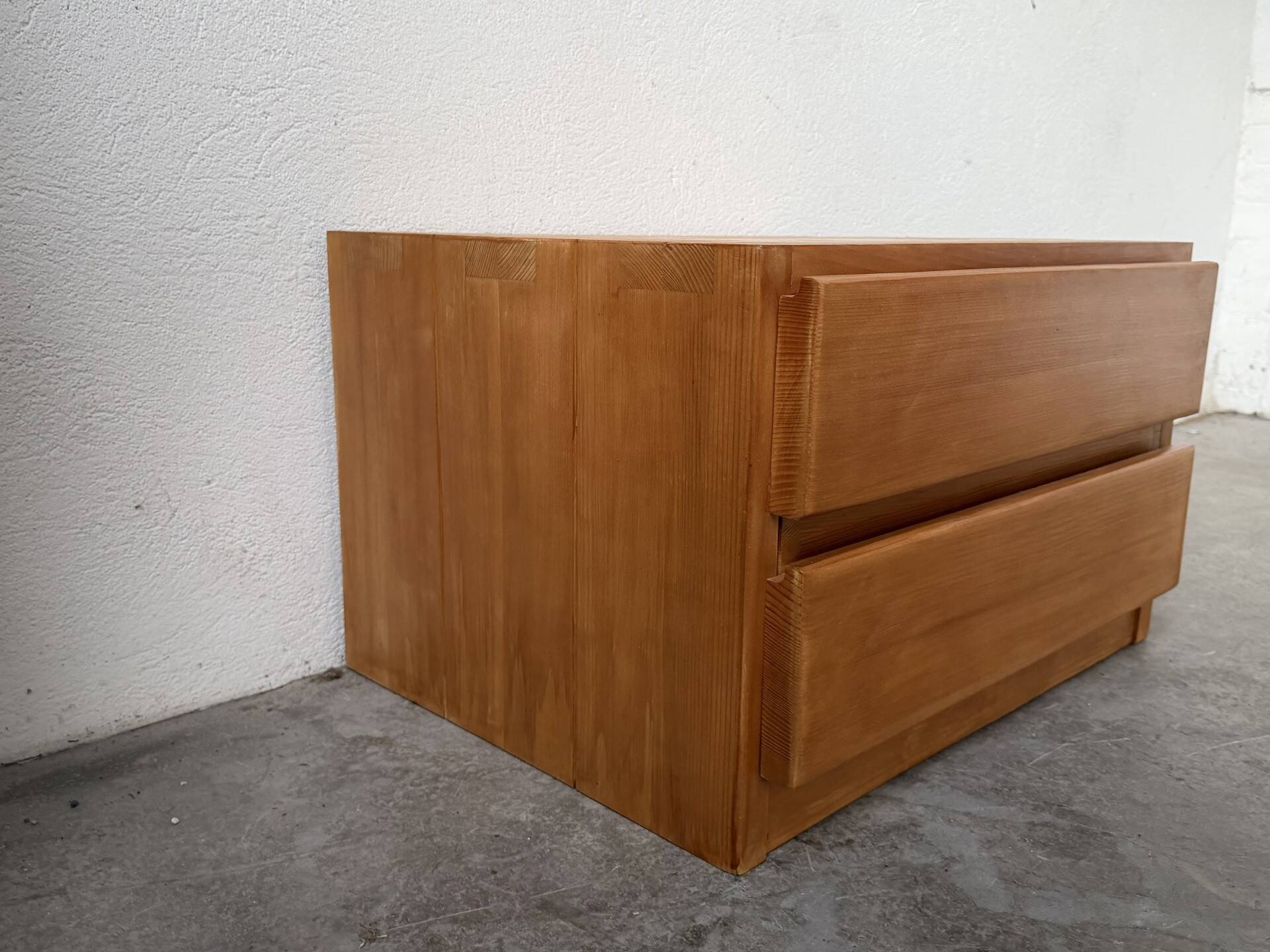 Regain bedside table in solid elm