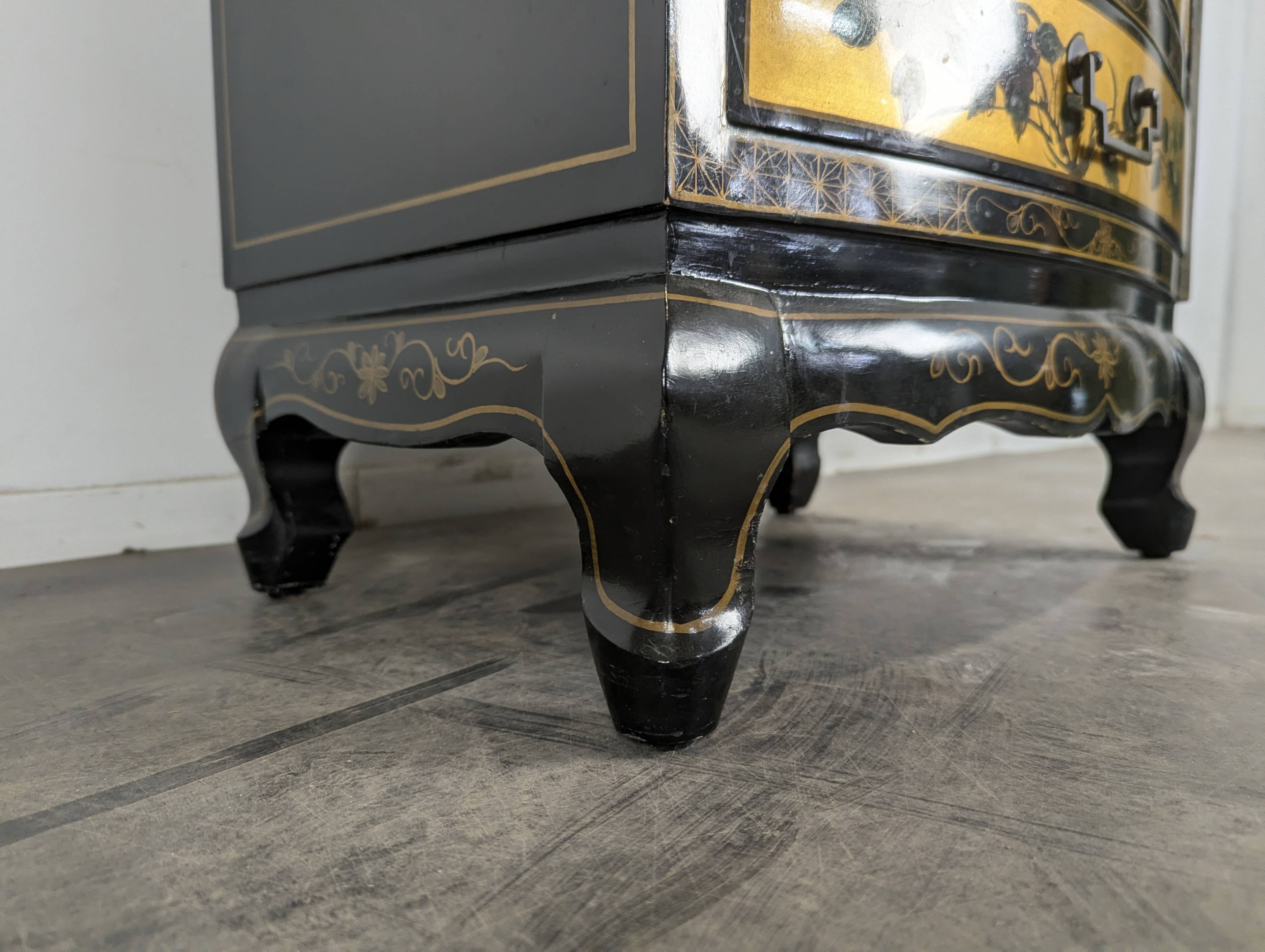Cabinet doré laqué chinois