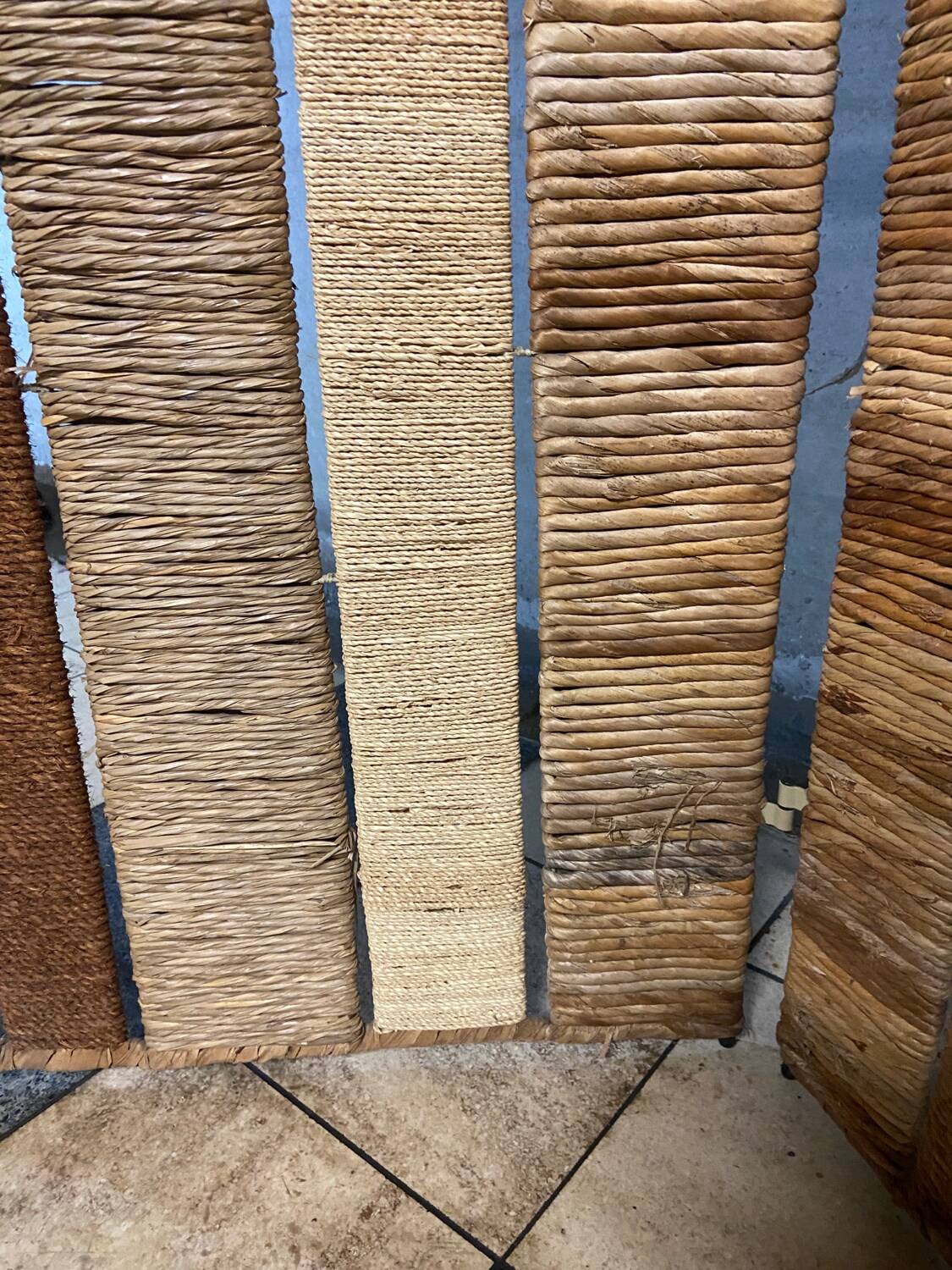 Vintage screen in straw and braided rope