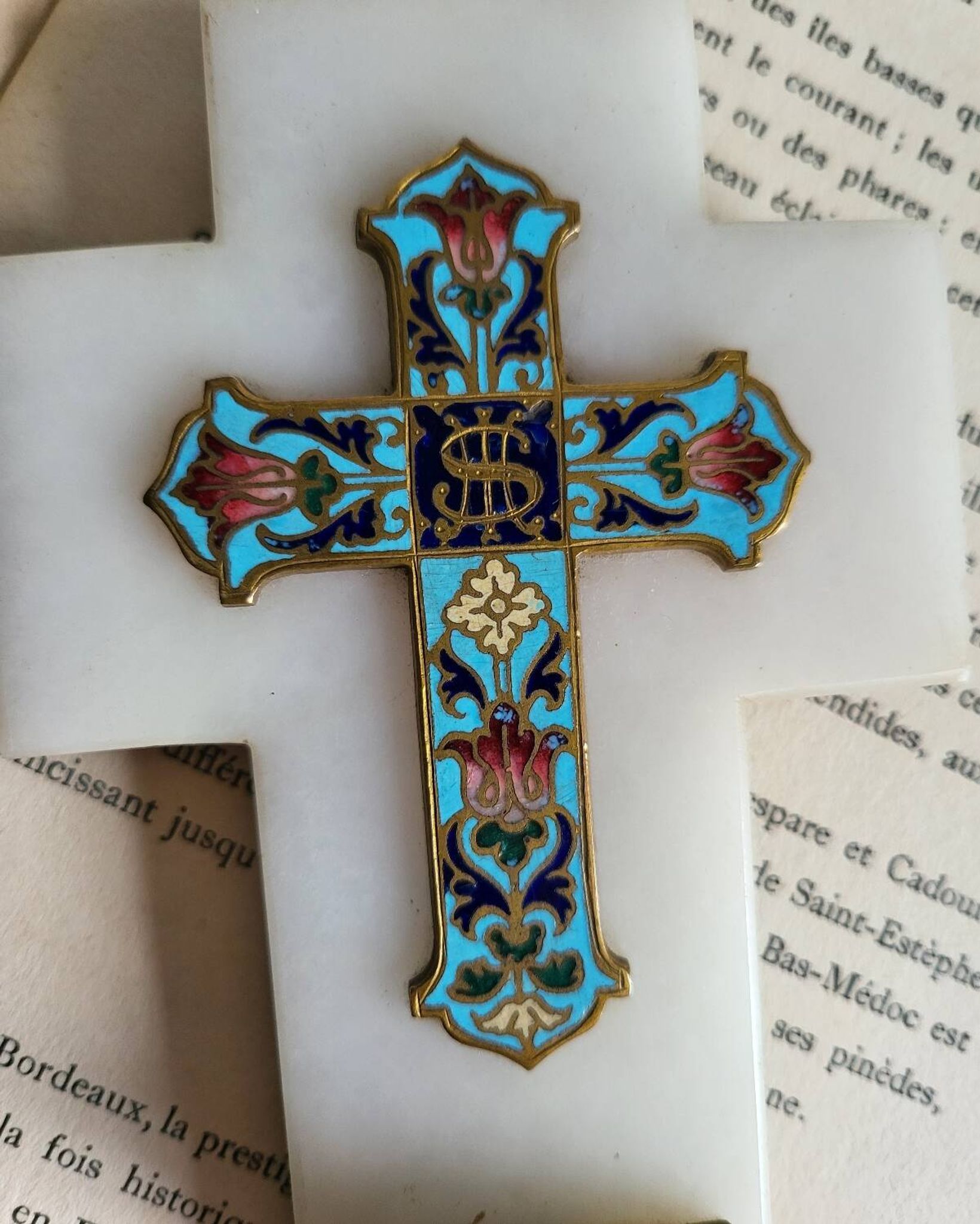 Croix Bénitier en Onyx et émail cloisonné