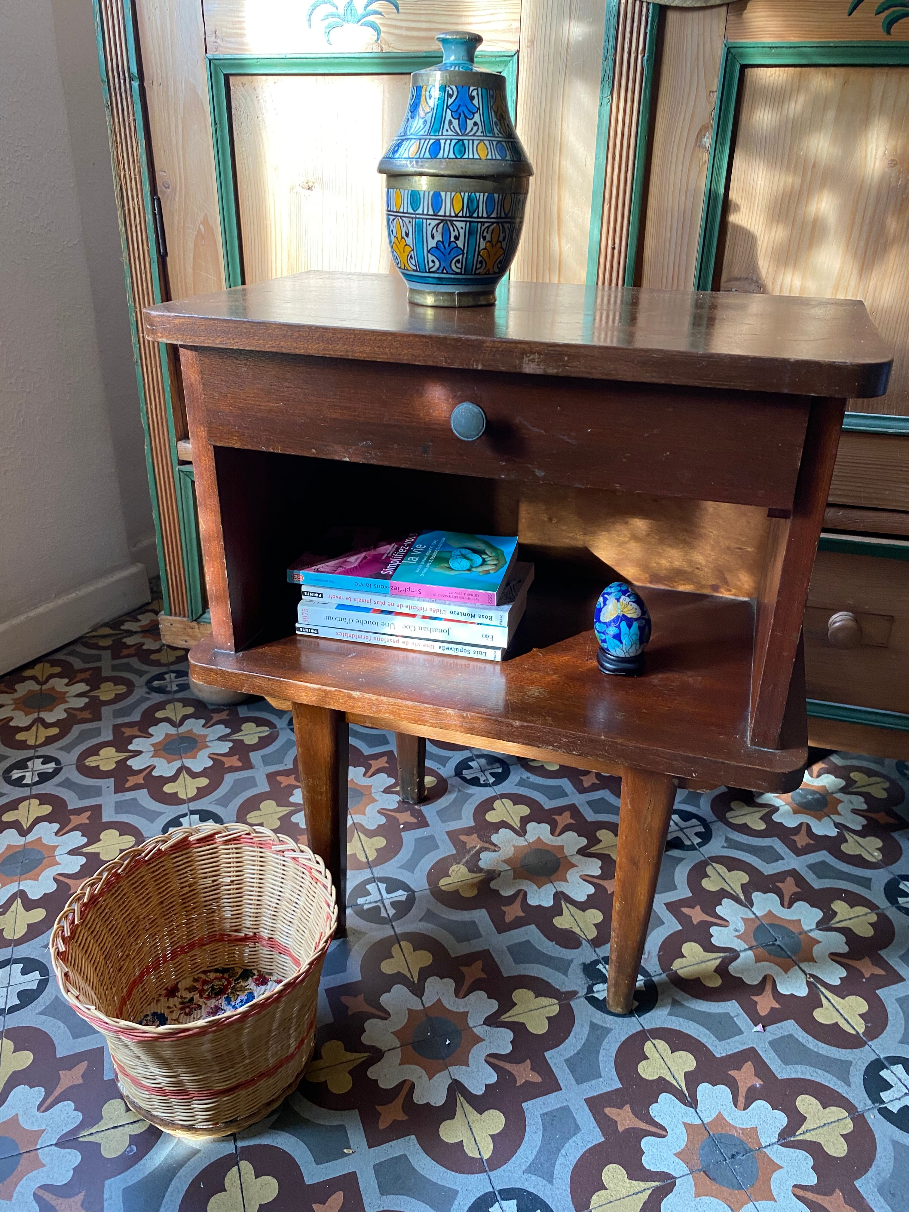 Bedside feet spindles years 50.