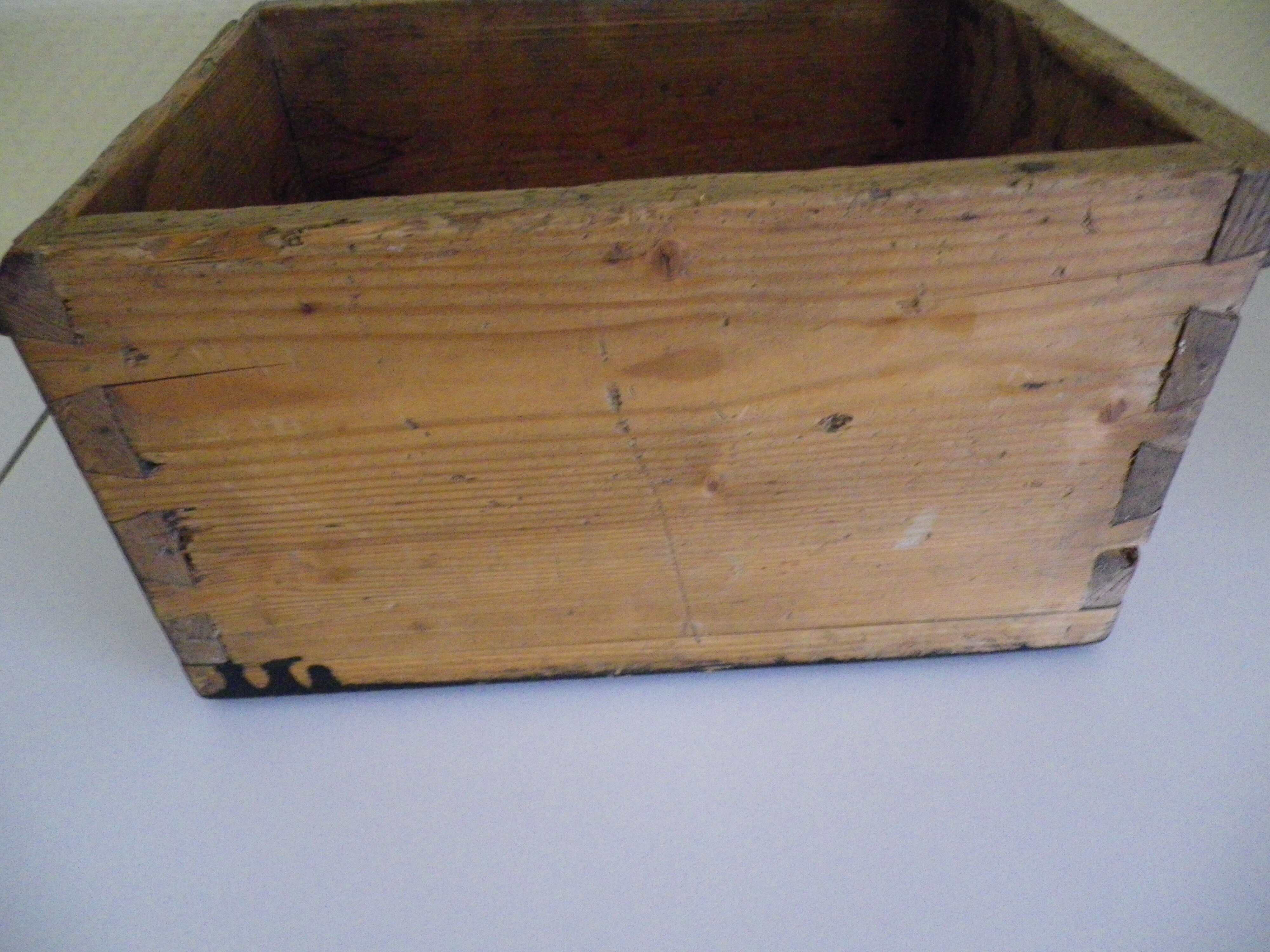 Box of old storage workshop Assembly dovetail 2 handles 1950s