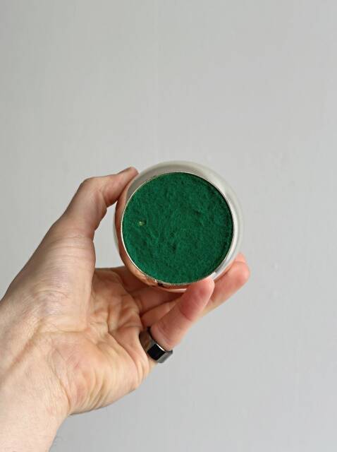 Lightweight metal single-stem vase