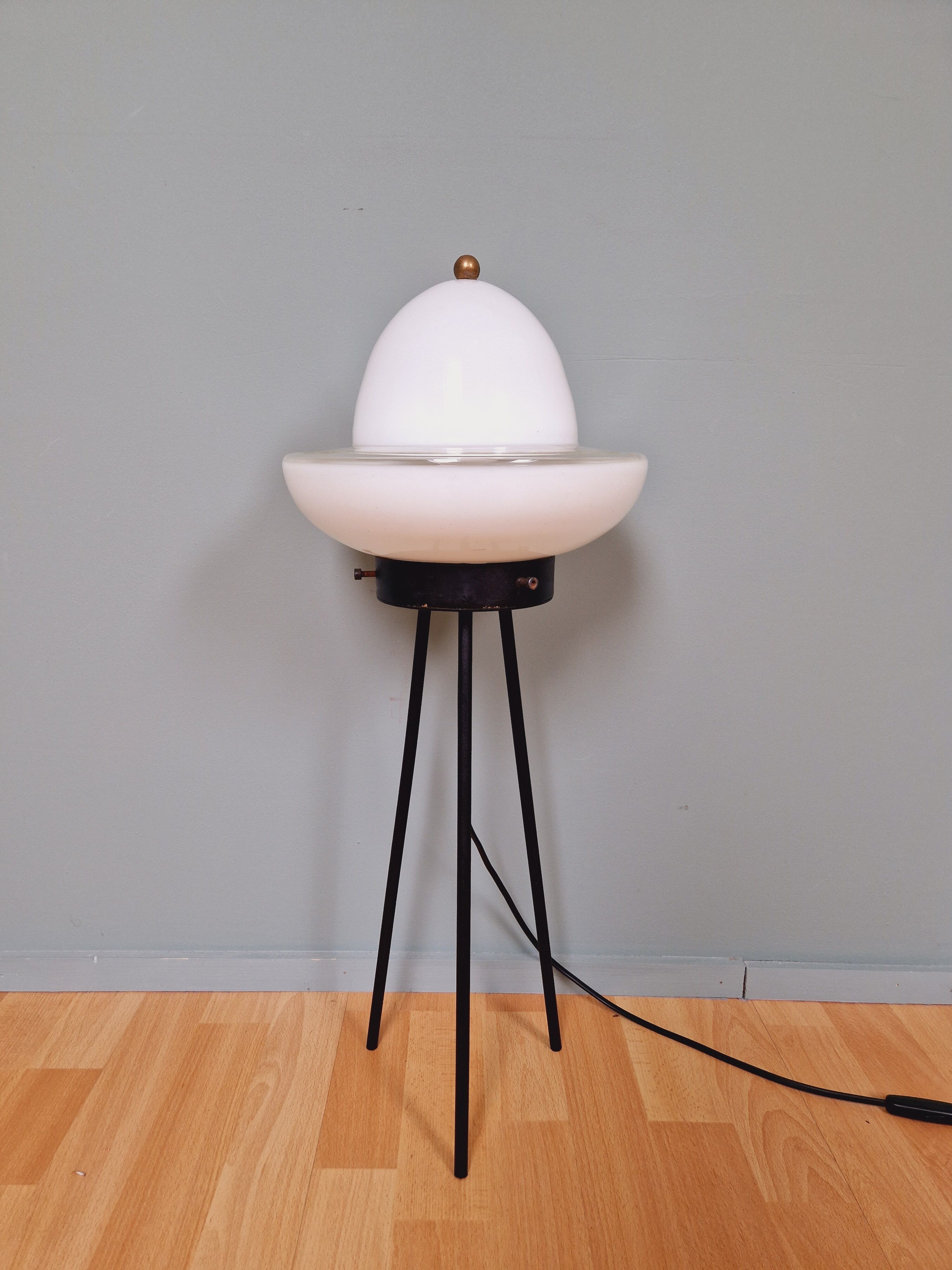 Tripod lamp in opaline glass and black lacquered metal