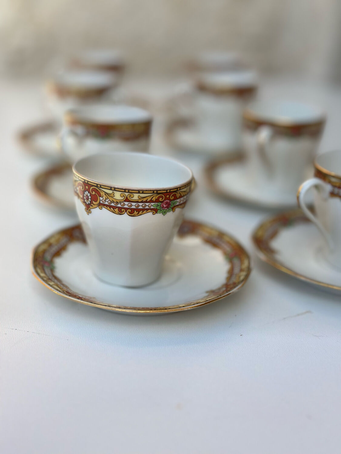 Service de 16 pièces composé de 8 tasses et 8 sous-tasses