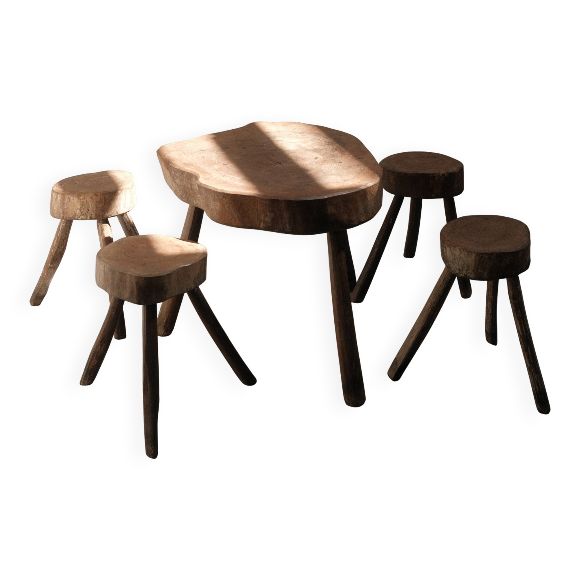 Table basse brutaliste avec tabourets