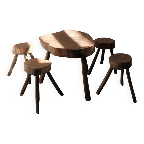Table basse brutaliste avec tabourets