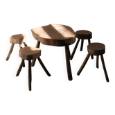 Table basse brutaliste avec tabourets