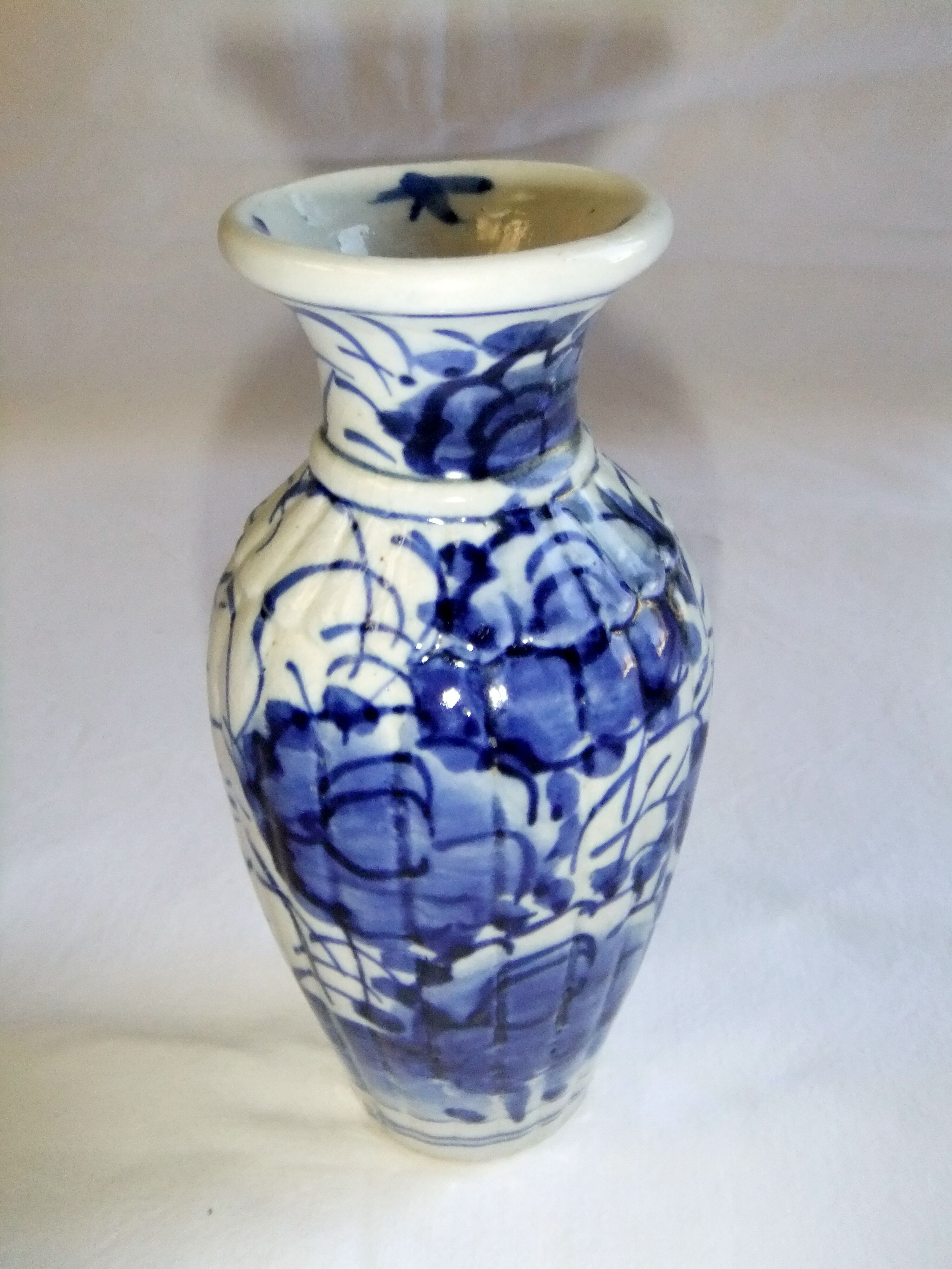 Vase chinois ancien céramique décor de fleurs blanc bleu
