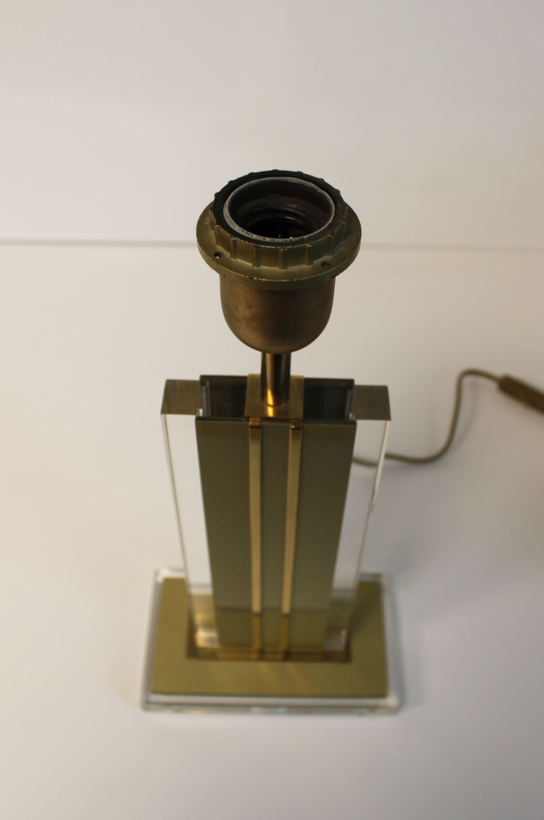 Table lamp in lucite and brass in Hollywood Regency style from the 70s.